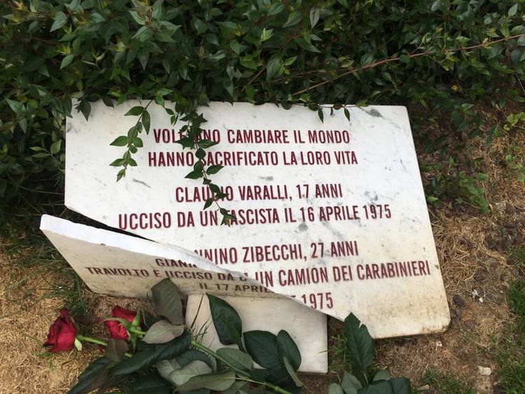 Nel frattempo nella vicina piazza Santo Stefano dei codardi hanno spaccato la lapide a Varalli e Zibecchi