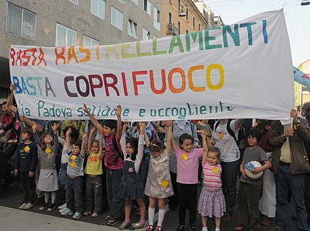 2010, Milano, via Padova, manifestazione di quartiere contro il coprifuoco