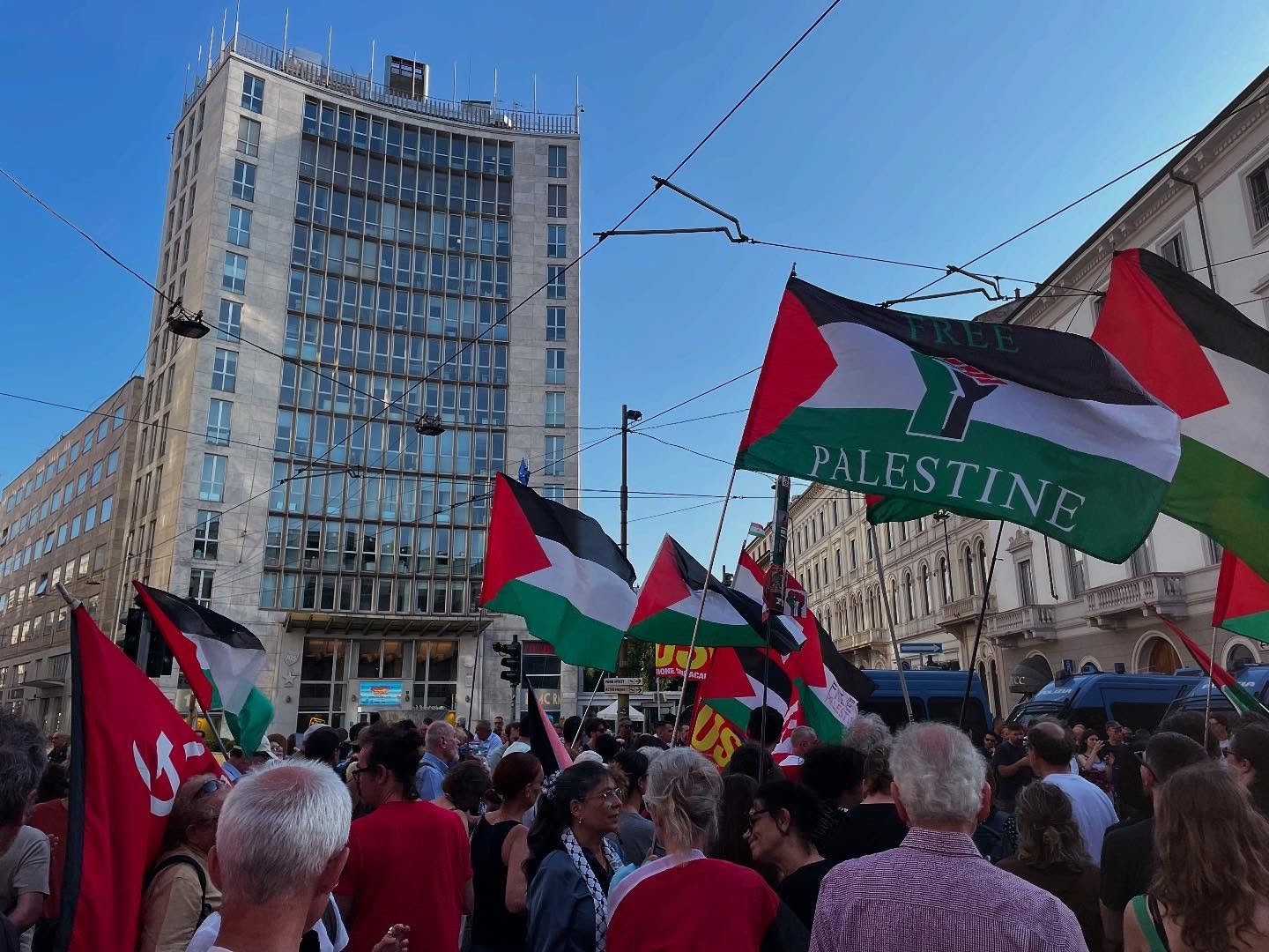 Al Consolato Usa di #Milano contro le guerre di Usa e Israele e il genocidio a #Gaza. Rompere ogni complicit&agrave; 
#StopWar #StopGenocide #FreePalestine