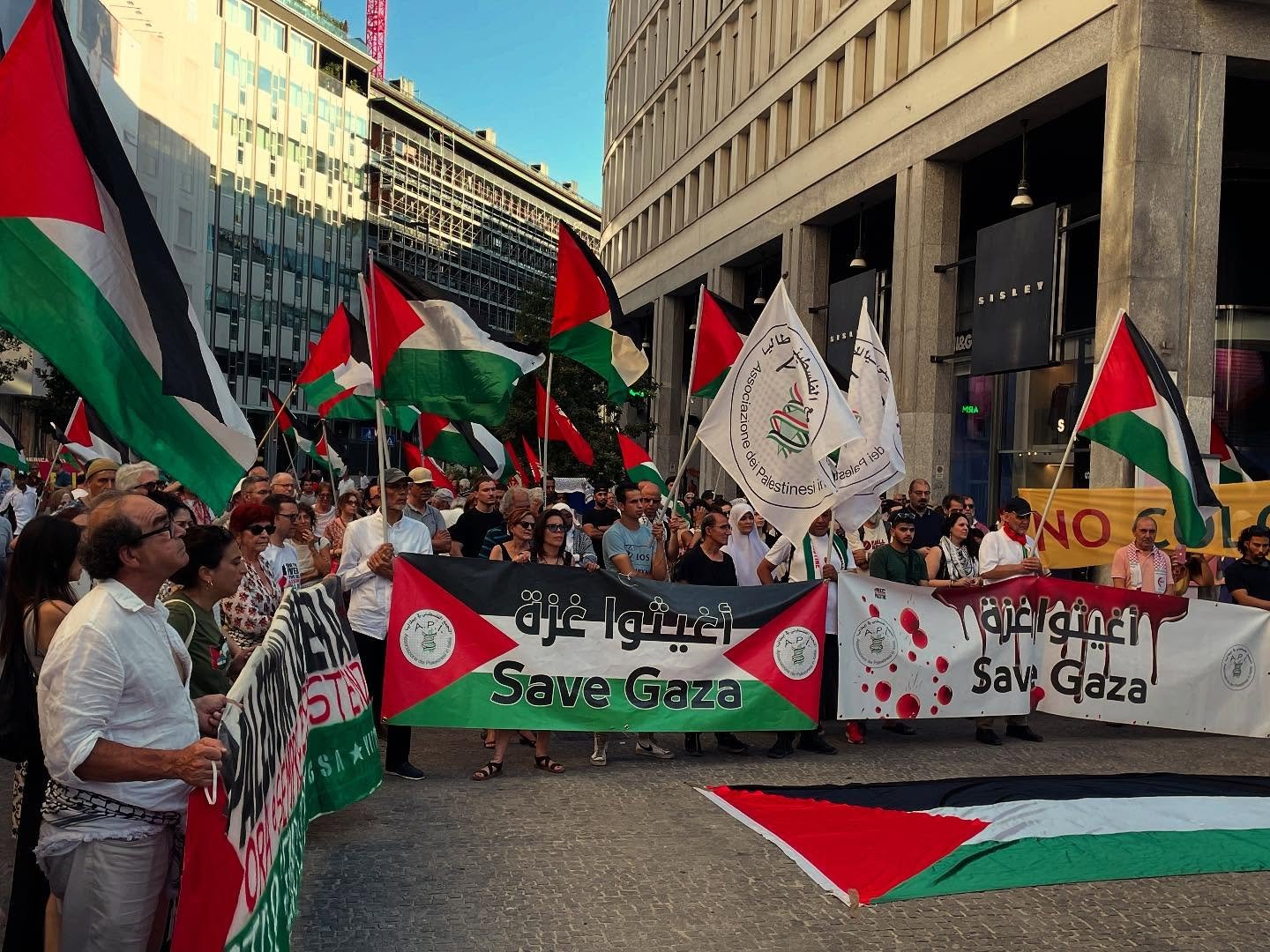 Anche oggi, come sempre, a #Milano con la #Palestina e la sua #resistenza contro il genocidio e l&rsquo;occupazione coloniale

#Gaza
#StopGenocide 
#EndOccupation 
#FreePalestine