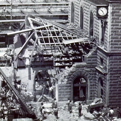 Le bombe nelle piazze, le bombe nei vagoni le mettono i fascisti, le pagano i padroni
Bologna 2 agosto 1980 
#stragedistato #manofascista #noinondimentichiamo