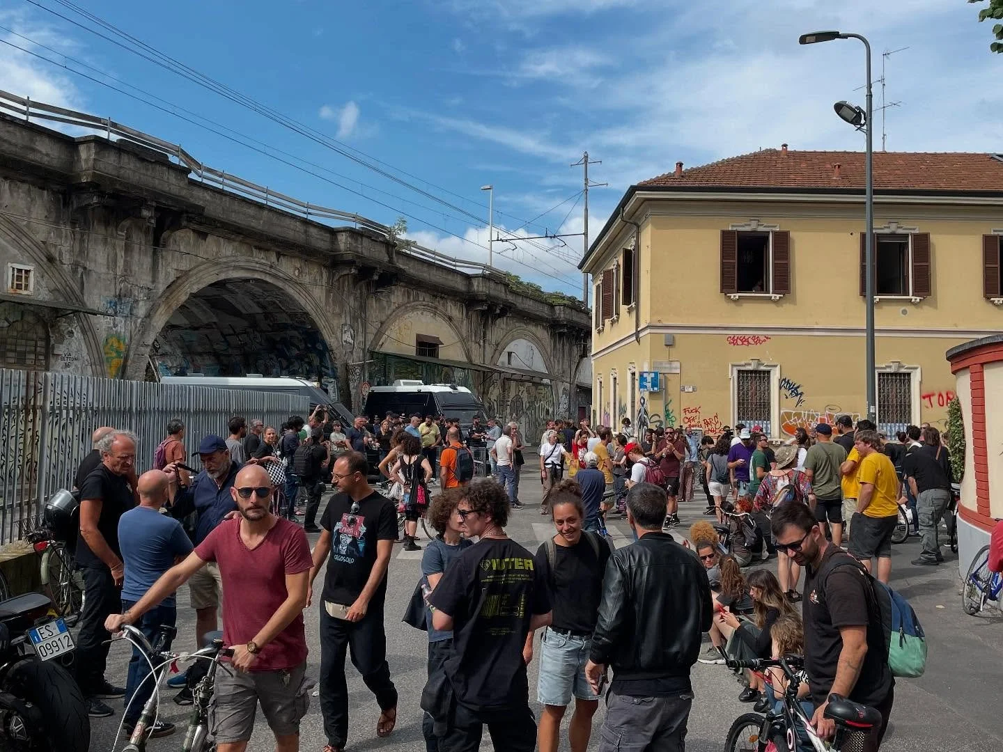 SGOMBERO LEO, UNO SCALPO CHIESTO DA FRATELLI D&rsquo;ITALIA
Stanno sgombrando il @leoncavallospa , anche se tecnicamente lo chiamano sfratto, ma alla fine nulla cambia. Doveva essere il 9 settembre, ma FdI voleva lo scalpo da esibire e Piantedosi gli