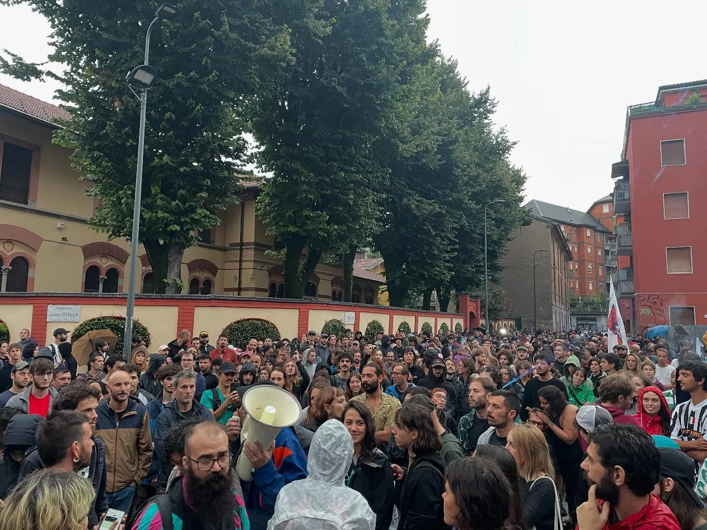 Assemblea davanti al @leoncavallospa sgomberato e corteo spontaneo in quartiere. Deciso un corteo per il 6 settembre. Prima ci sar&agrave; un&rsquo;assemblea cittadina. A breve il comunicato del Leo. 
Stay tuned 🔥