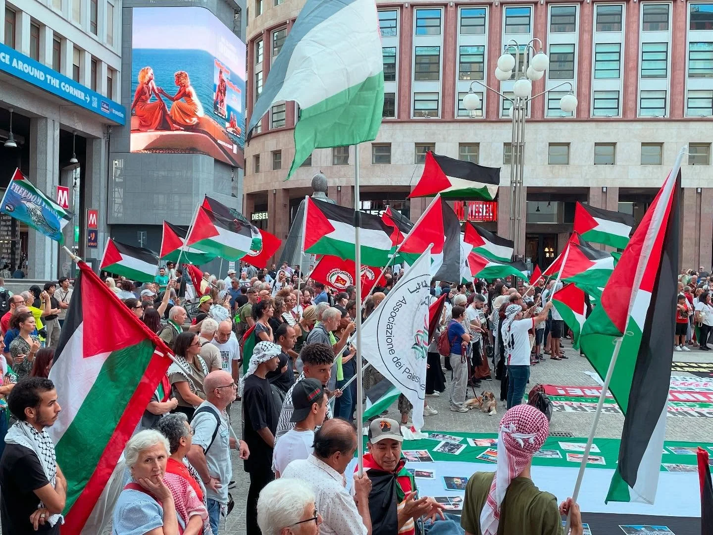 Sempre a fianco del popolo palestinese, contro genocidio, fame e pulizia etnica, anche questo sabato

#StopGenocide 
#EndOccupation 
#FreePalestine 
#Resistenza
#Milano