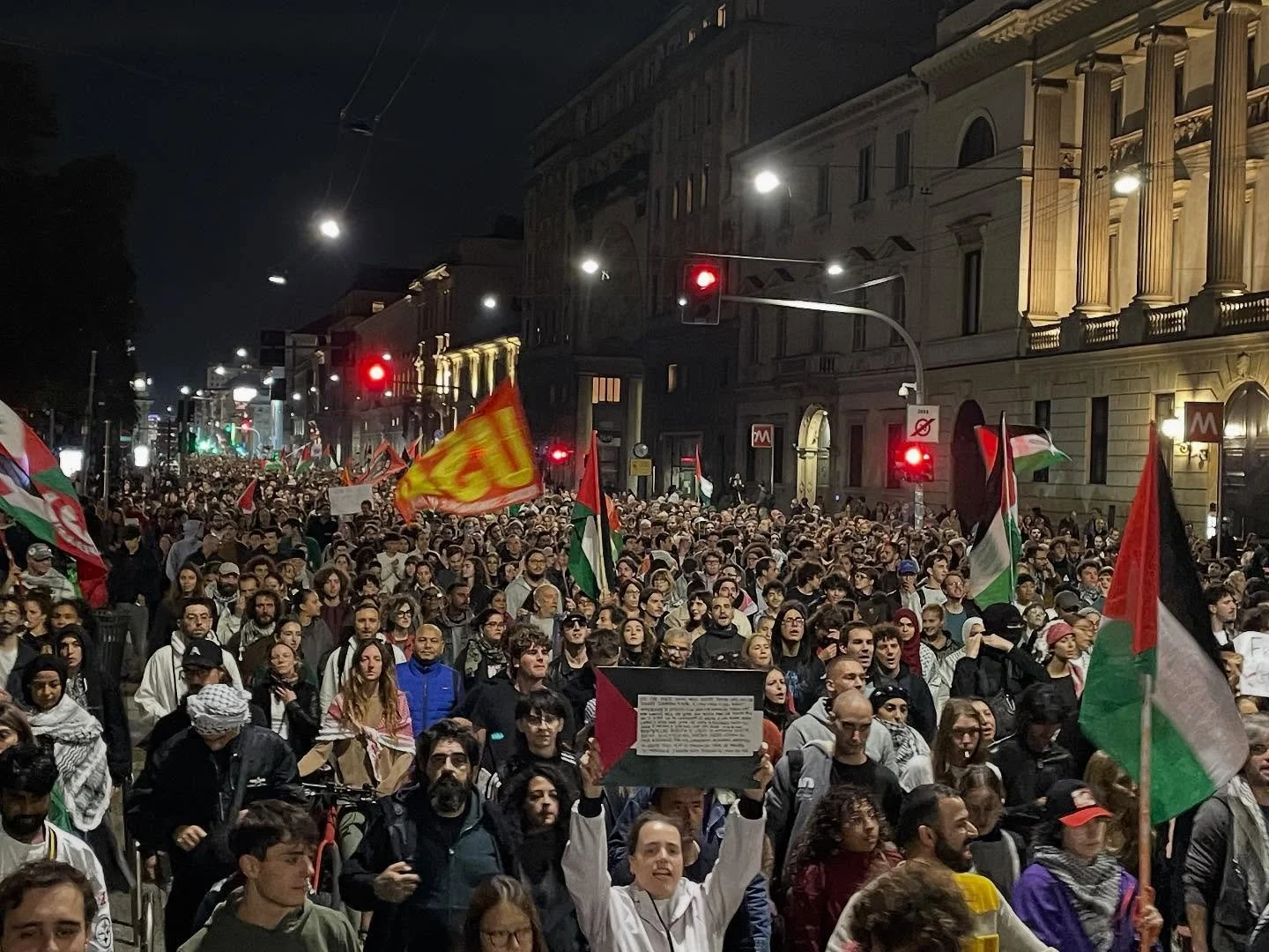 IL MOVIMENTO NON SI ARRESTA
A #Milano un&rsquo;altra serata di mobilitazione per la Palestina dopo il corteo spontaneo con occupazione dei binari di Cadorna di ieri. Ma oggi ancora pi&ugrave; gente, 20mila o pi&ugrave;, per un lunghissimo corteo term