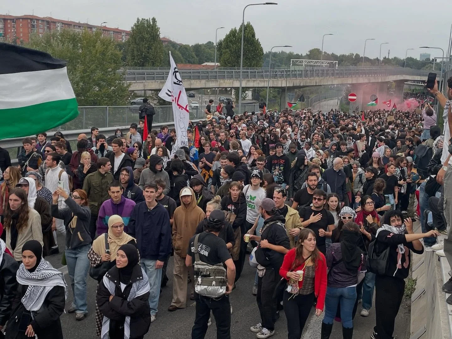 LA MAREA UMANA INVADE LA TANGENZIALE EST DI MILANO 

#BlocchiamoTutto
#GlobalSumudFlotilla
#Gaza
#StopGenocide 
#EndOccupation 
#FreePalestine 
#Resistenza