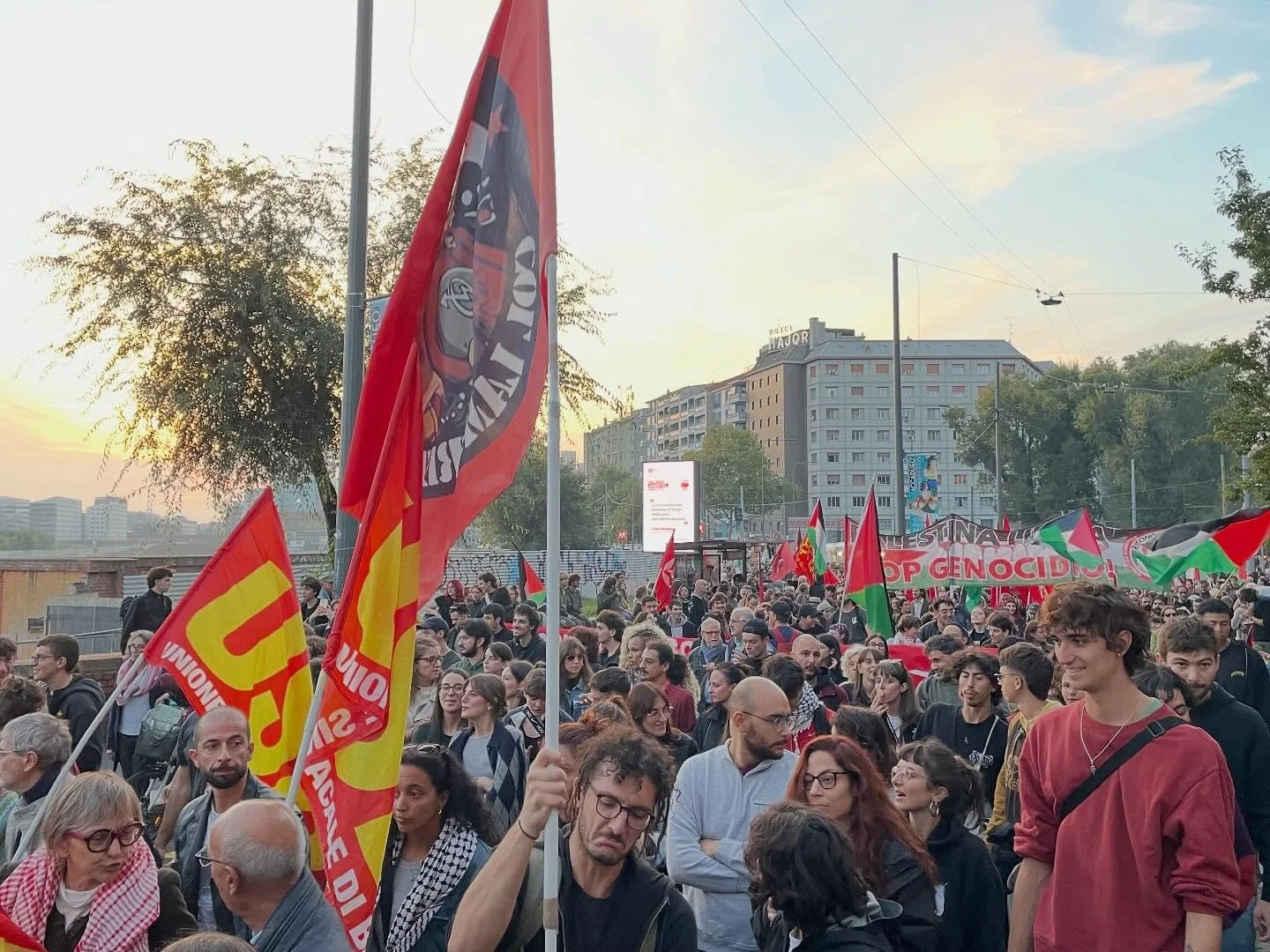 Chi pensava o auspicava che le persone sarebbero tornate a casa si &egrave; sbagliato di grosso. #Milano &egrave; palestinese anche stasera ✊

#BlocchiamoTutto
#Gaza
#StopGenocide 
#EndOccupation 
#FreePalestine 
#Resistenza
