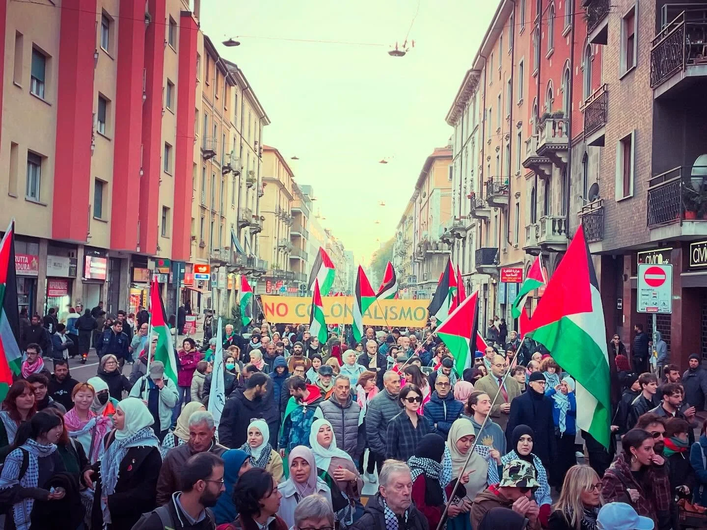 Parlano di pace, quando non c&rsquo;&egrave; nemmeno un cessate il fuoco degno di questo nome. Israele continua a bombardare Gaza quando gli pare e piace e continua a non far passare gli aiuti umanitari che servono, mentre in Cisgiordania proseguono 