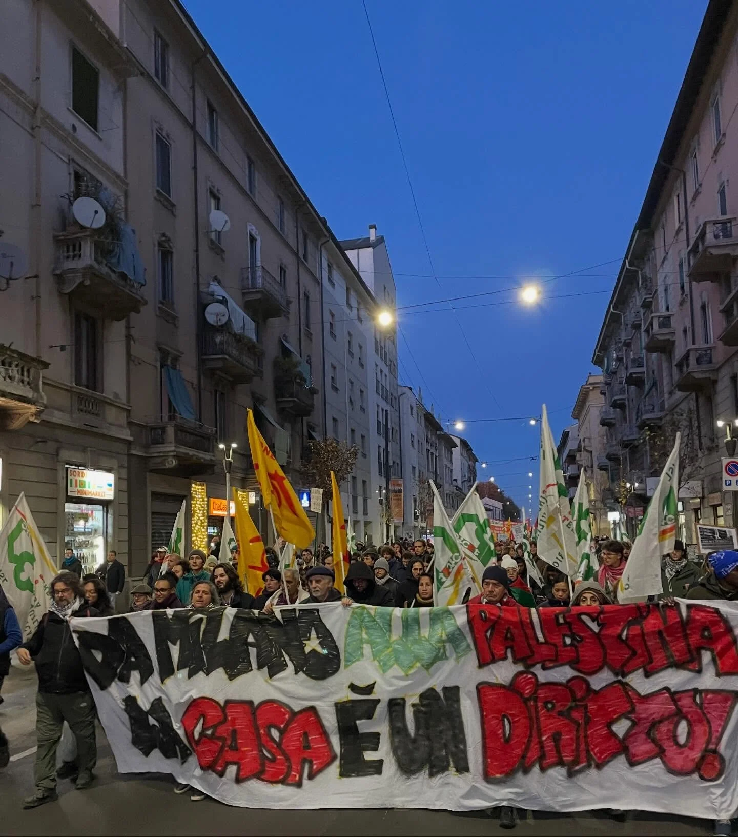 Corteo per il diritto all&rsquo;abitare e per la citt&agrave; pubblica a #Milano. E ovviamente al fianco del popolo palestinese