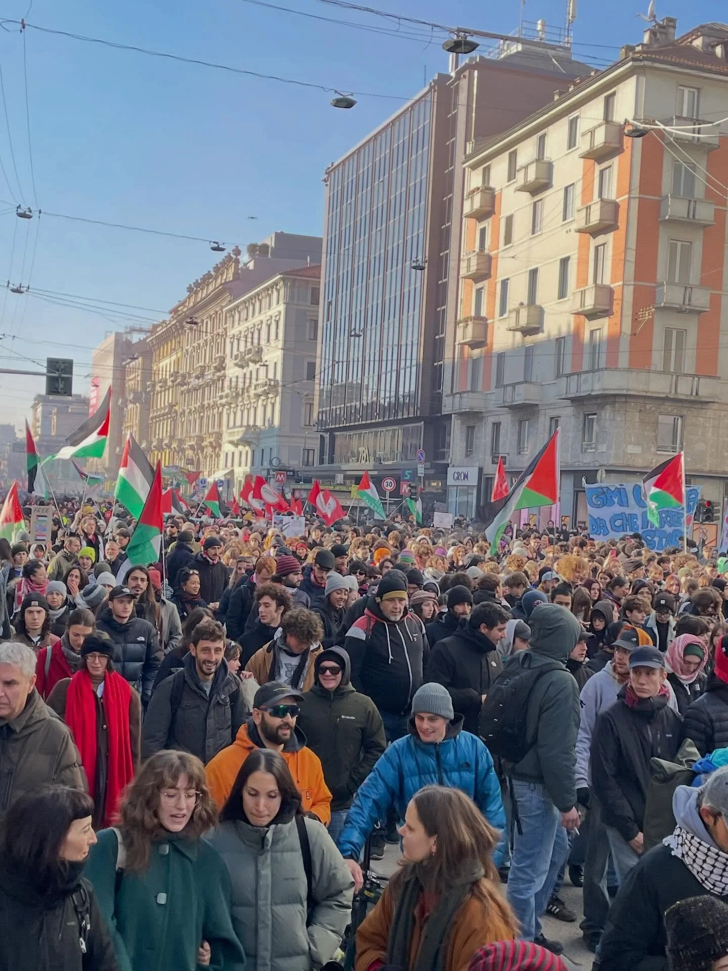 A MILANO CONTRO LA FINANZIARIA DEL RIARMO 
A #Milano migliaia in piazza per lo sciopero generale convocato dal sindacalismo di base contro una manovra finanziaria che continua a tagliare la spesa sociale e avvia lo spostamento delle risorse pubbliche