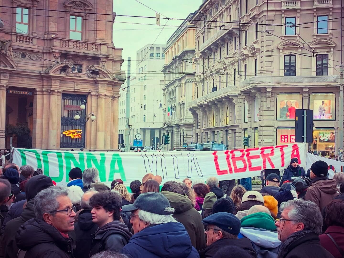 DONNA VITA LIBERT&Agrave;
n&eacute; regime, n&eacute; monarchia
Oggi presidio a Milano a fianco dei popoli dell&rsquo;Iran in rivolta contro il regime.