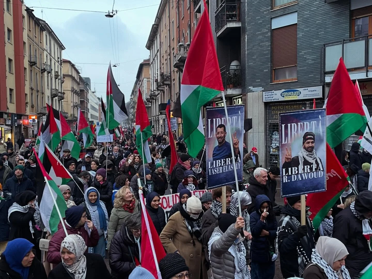 I popoli e le loro legittime aspirazioni trovano sempre meno spazio sui media. Vale per quello curdo e vale, ovviamente, per quello palestinese, che subisce la continuazione dell&rsquo;occupazione, della guerra e della pulizia etnica. Nel frattempo i