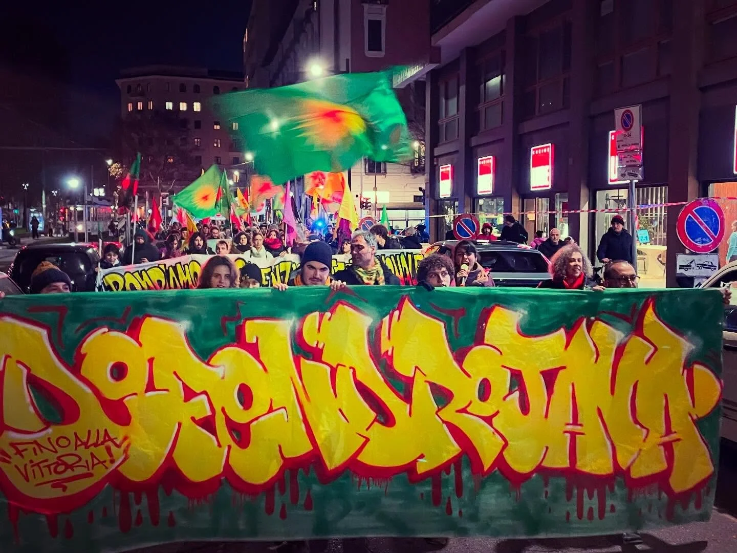 DEFEND ROJAVA 🔥
A #Milano presidio al Consolato turco e poi corteo fino alla sede Rai per chiedere la fine del silenzio mediatico che in Italia copre l&rsquo;offensiva militare del regime di Damasco e della Turchia, con l&rsquo;approvazione statunit