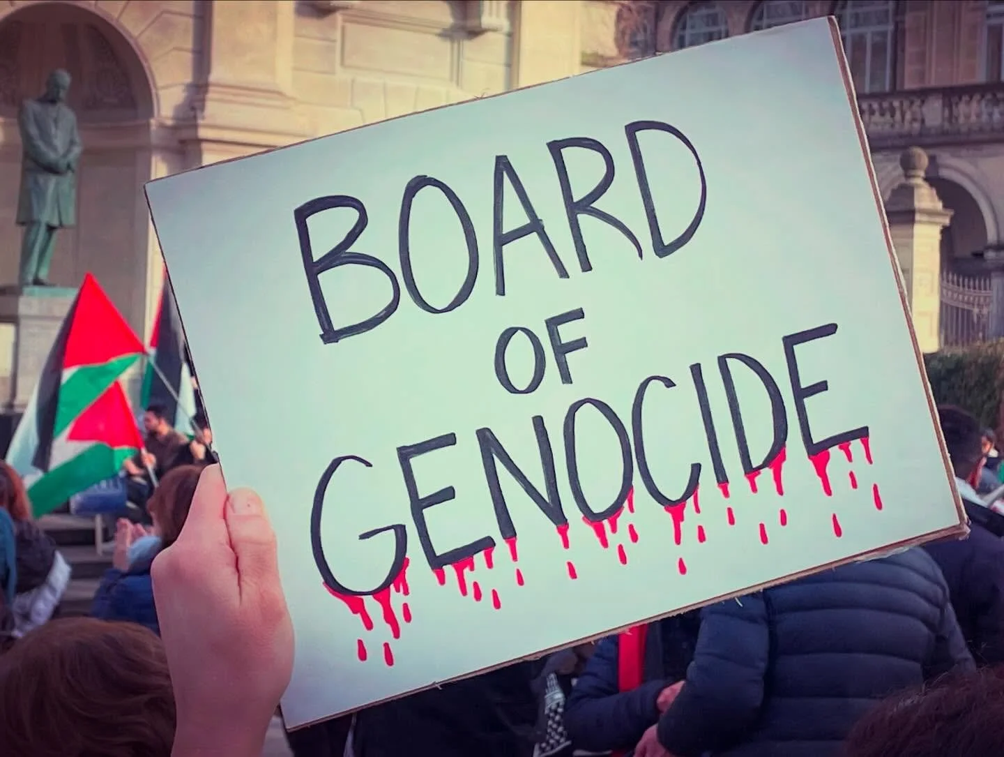 Spacciano il silenzio mediatico per pace, si siedono al tavolo neocoloniale del cosiddetto Board of Peace, ma in Palestina si continua a morire e la pulizia etnica si &egrave; intensificata. Anche questa settimana a Milano un migliaio di solidali si 