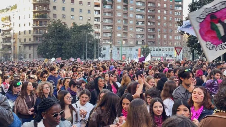 Tantissimə persone, tantissimə giovani anche questo Lotto Marzo. Una marea ha attraversato Milano per dire no al patriarcato e al ddl Bongiorno, ma anche un no chiaro alla guerra e un s&igrave; alla Palestina libera. Con la sua stretta autoritaria e 