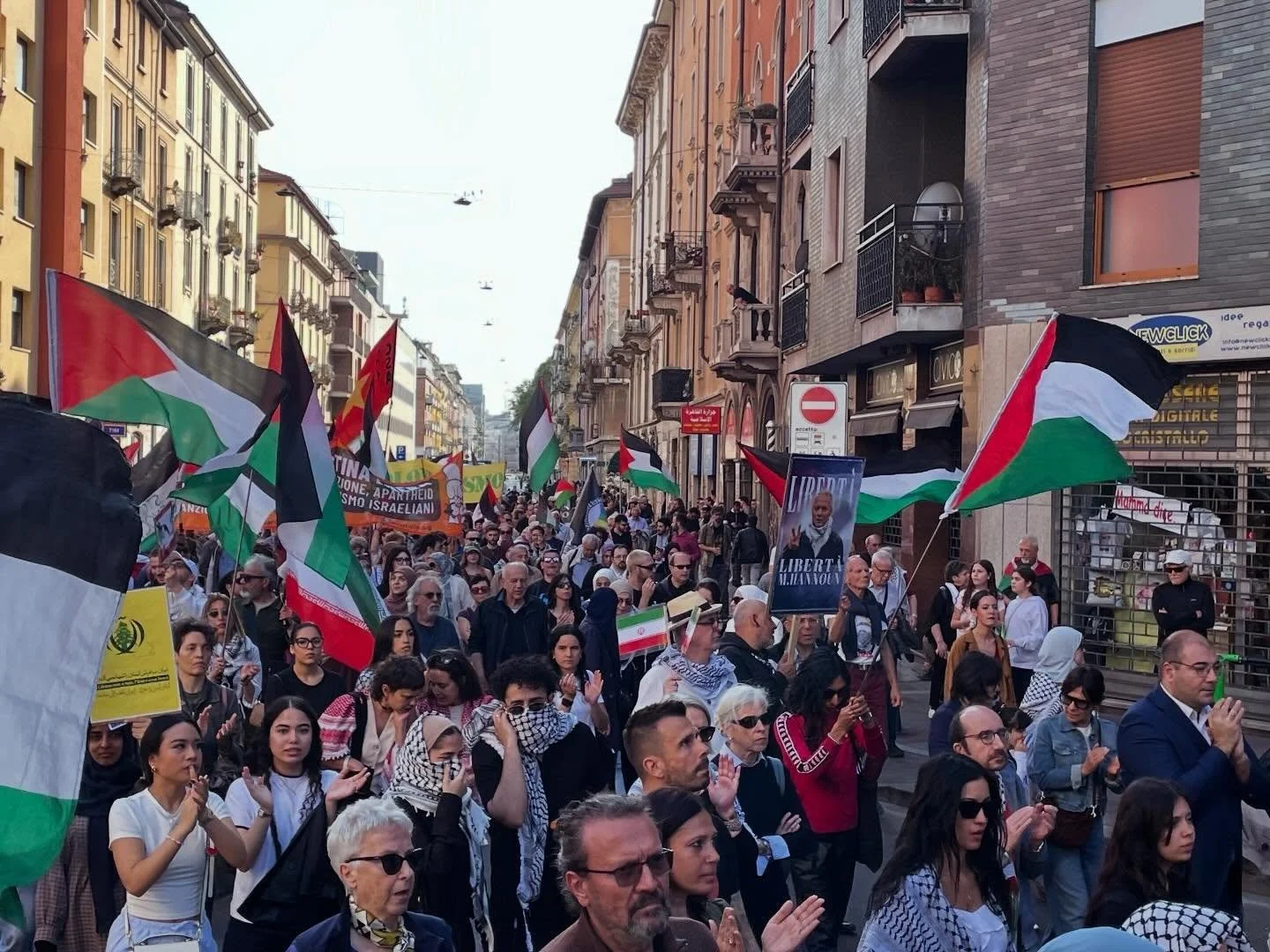Ancora in piazza a Milano, anche questo sabato, ma altro ci vorr&agrave; contro i crimini di Israele e Usa che continuano senza sosta a Gaza, in Cisgiordania, in Libano e nella guerra di aggressione contro l&rsquo;Iran. Ma anche contro i complici, a 