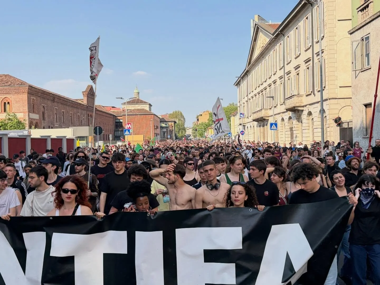 Tanta gente, pi&ugrave; cortei, poi confluiti in un unico grande fiume umano, colorato, plurale, deciso e unito nel suo messaggio: razzisti e i fascisti fuori da Milano!
I numeri di oggi parlano chiaro, a Milano non c&rsquo;&egrave; spazio per fascis