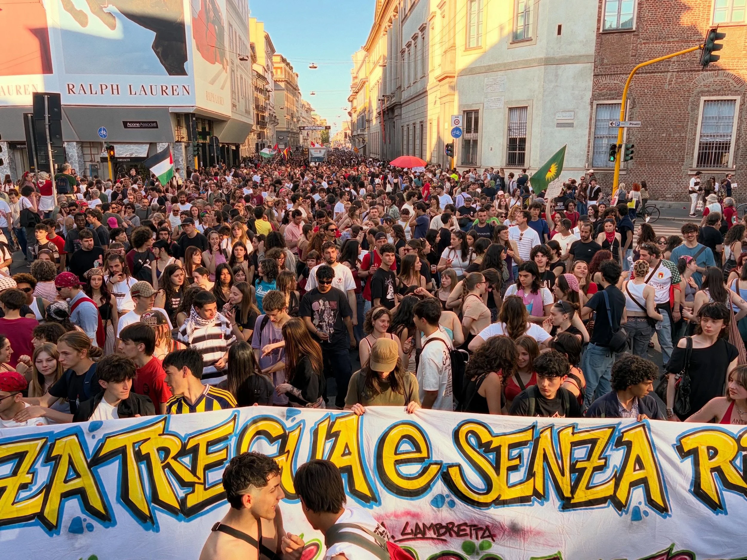 Un bellissimo e partecipatissimo 25 aprile a Milano. Ma &egrave; incredibile che il grosso del corteo sia stato bloccato per lungo tempo per consentire lo sventolio di bandiere di Israele in mezzo al corteo. Ma alla fine, com&rsquo;&egrave; giusto ch
