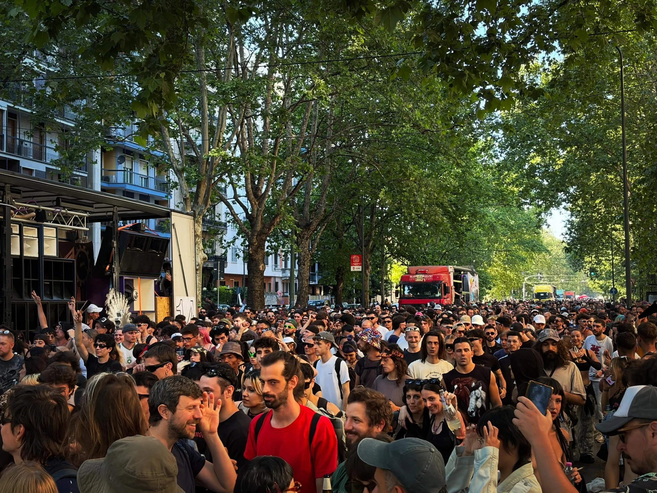 La MayDay Parade di Milano, contro guerra e precariet&agrave;, ha fatto il pieno, anzi pienissimo. Una marea di giovani e giovanissimə. Ora qualcuno dir&agrave; sicuramente &ldquo; ma &egrave; un rave!&rdquo;, &ldquo;ma la politica dov&rsquo;&egrave;