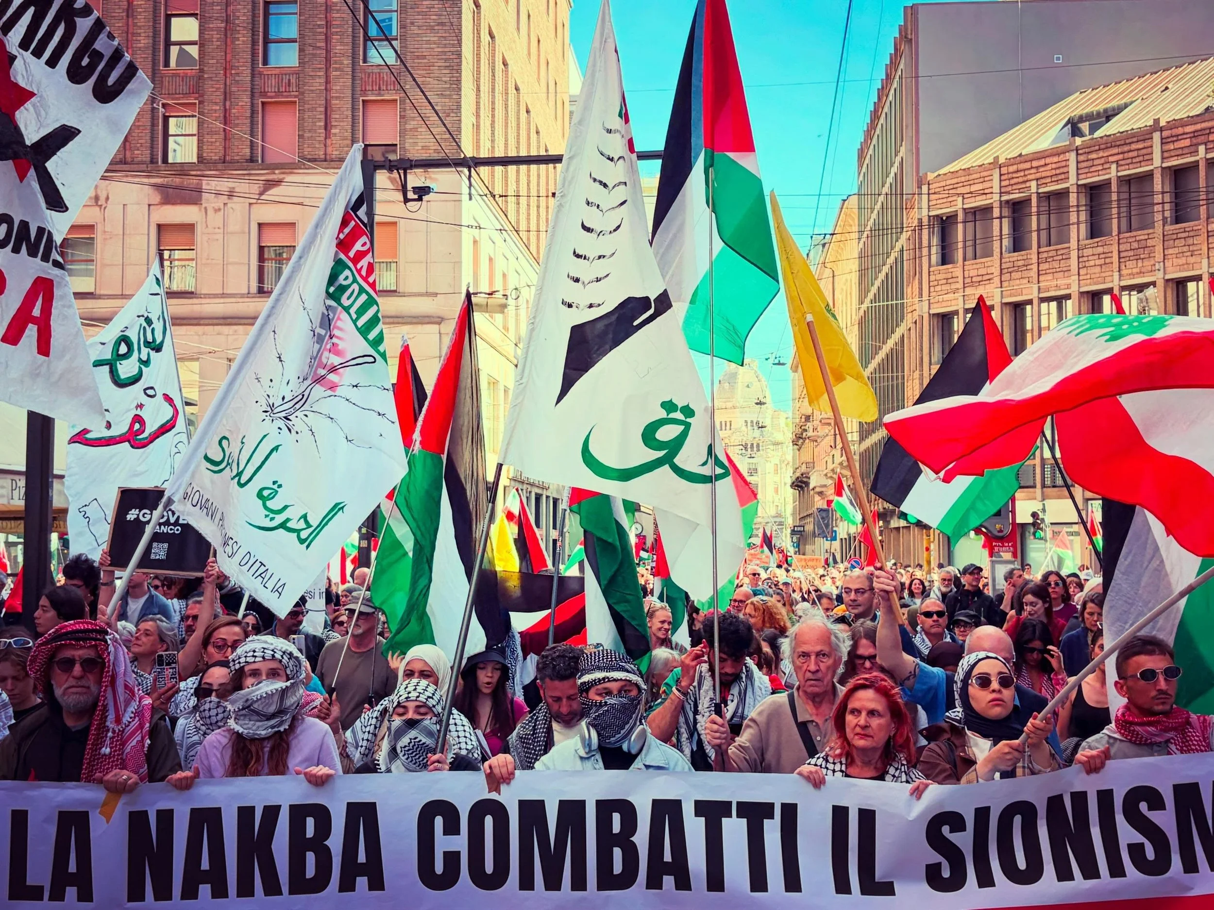 In migliaia oggi a Milano nell&rsquo;anniversario della Nakba. Sono passati 78 anni, ma la Nakba, cio&egrave; la cacciata dei palestinesi dalla loro terra, in realt&agrave; non &egrave; mai finita. Anzi, oggi siamo al genocidio e alla pulizia etnica 