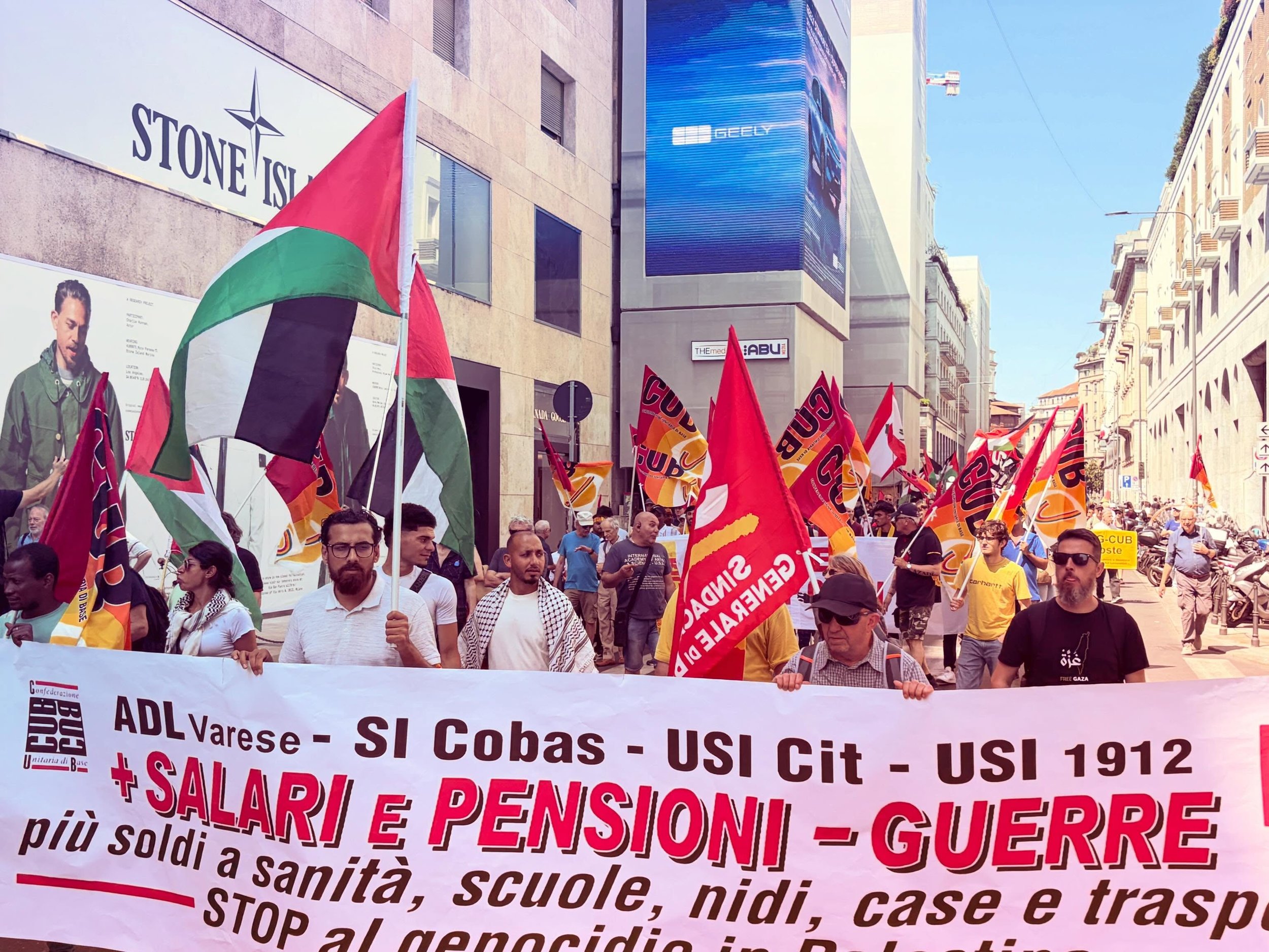 Un migliaio in piazza a Milano oggi in occasione dello sciopero generale del sindacalismo di base, contro guerra e precariet&agrave;, per la Palestina e per aumenti salariali. Forte la richiesta di cessazione immediata di ogni complicit&agrave; con I