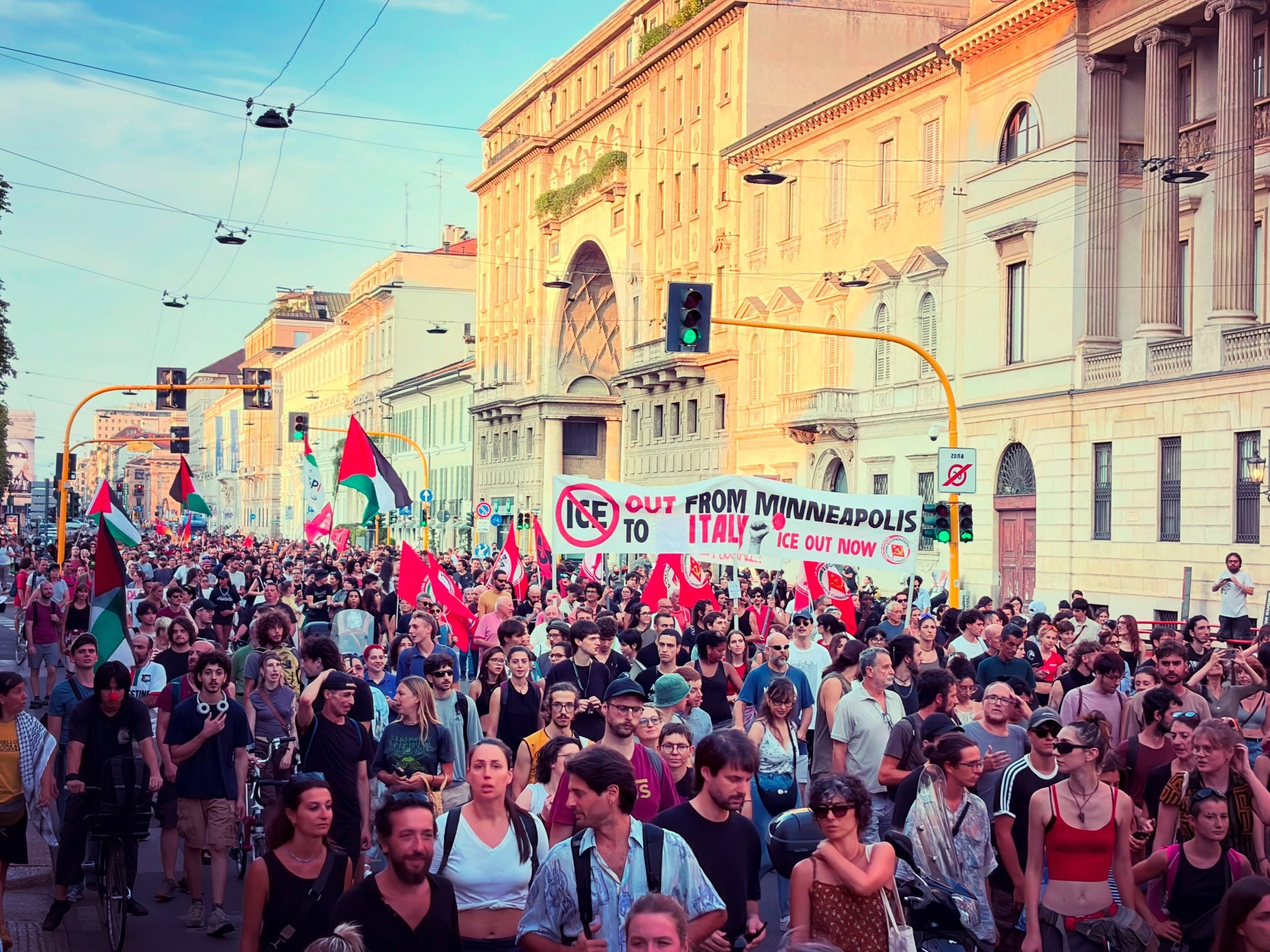 Un corteo di diverse migliaia di persone, in prevalenza giovani, e un&rsquo;unit&agrave; di intenti e del sentire che non si vedono spesso. &Egrave; stata questa la risposta di Milano all&rsquo;ennesimo omicidio di Stato, avvenuto nel clima avvelenat