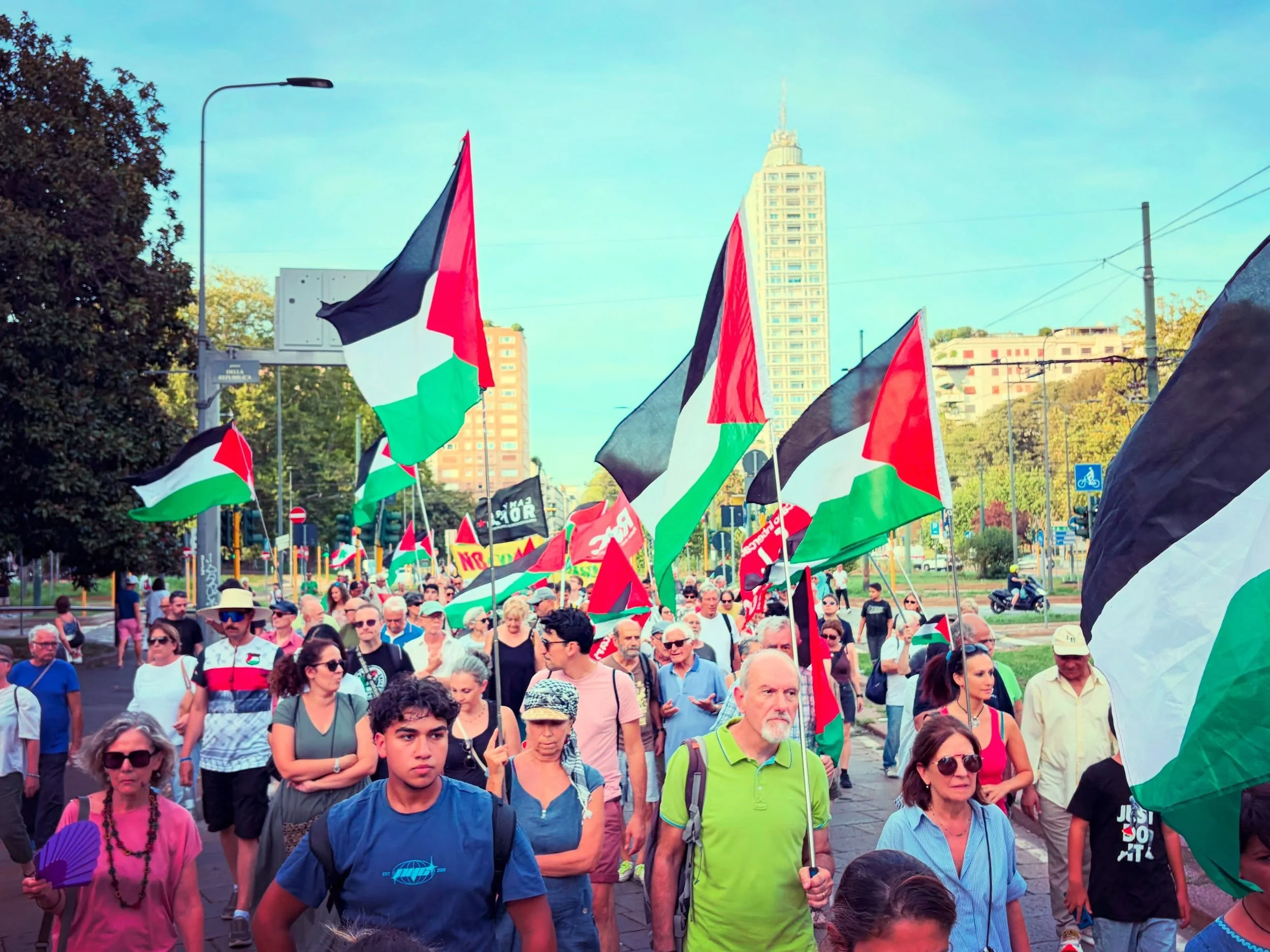 Oggi il corteo palestinese di Milano ha raggiunto il Consolato Usa, perch&eacute; senza la complicit&agrave; del cosiddetto Occidente, in primis gli Stati Uniti, semplicemente Israele non potrebbe fare quello che sta facendo. Era cos&igrave; ieri ed 