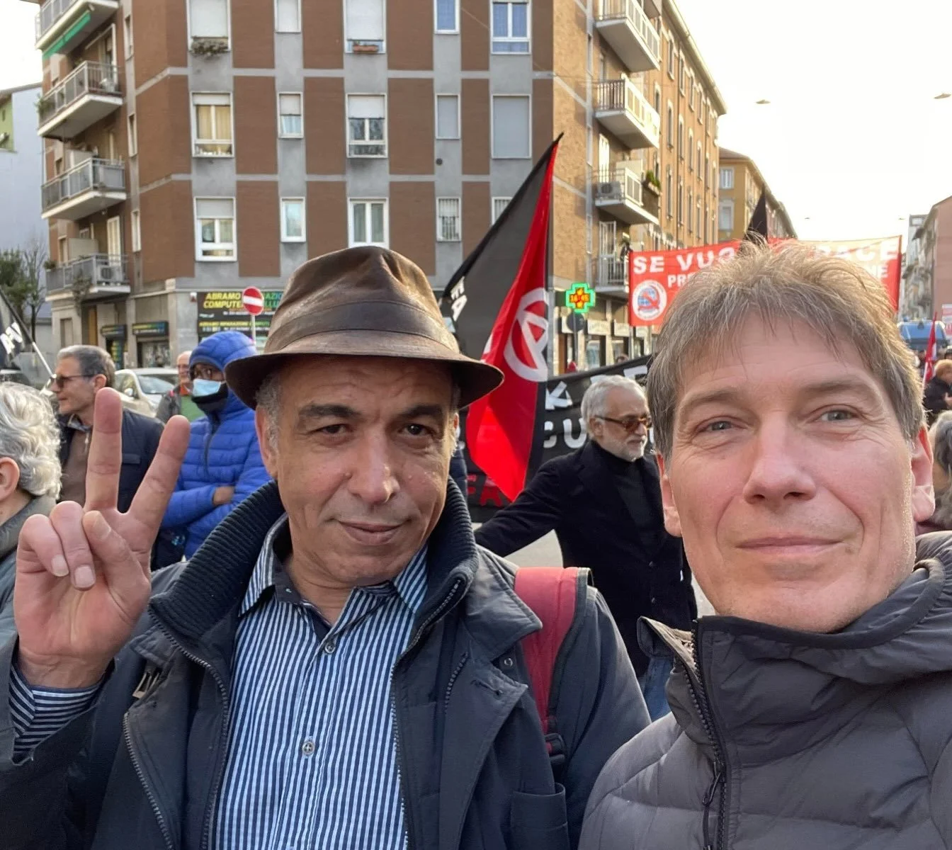 Sono sconvolto, mi piange il cuore, mi mancano le parole. Anche Moukrim se n&rsquo;&egrave; andato. Un pezzo della mia vita, dai tempi della Pantera e dell&rsquo;occupazione di Scienze Politiche. Ma poi altri mille incroci che le lotte e la vita ci h