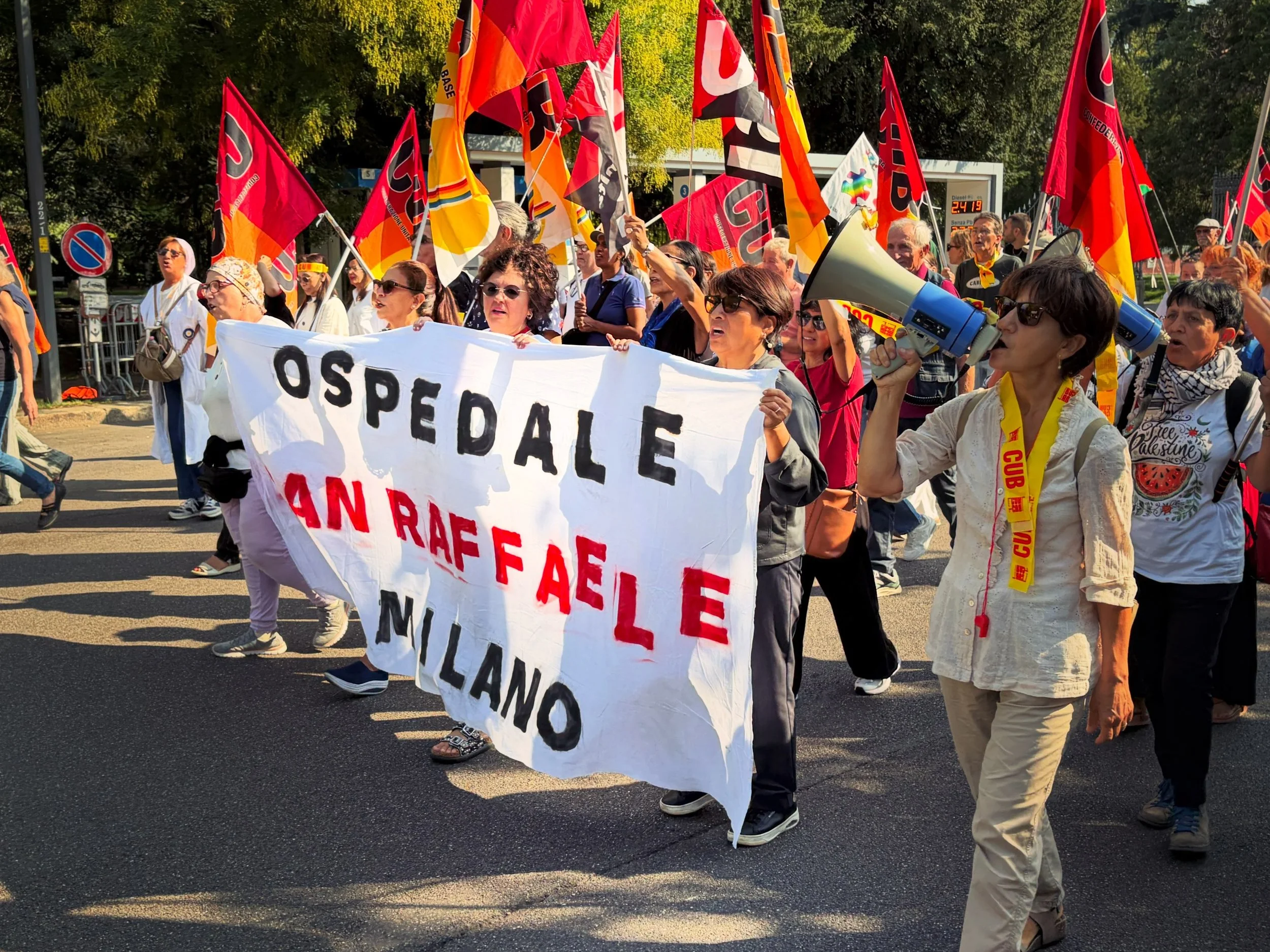 In migliaia abbiamo manifestato oggi a Milano contro i licenziamenti politici, sempre pi&ugrave; frequenti in tutta Italia. Per il reintegro immediato dei licenziati e, per noi milanesi, in particolare per quello di Margherita Napoletano, licenziata 
