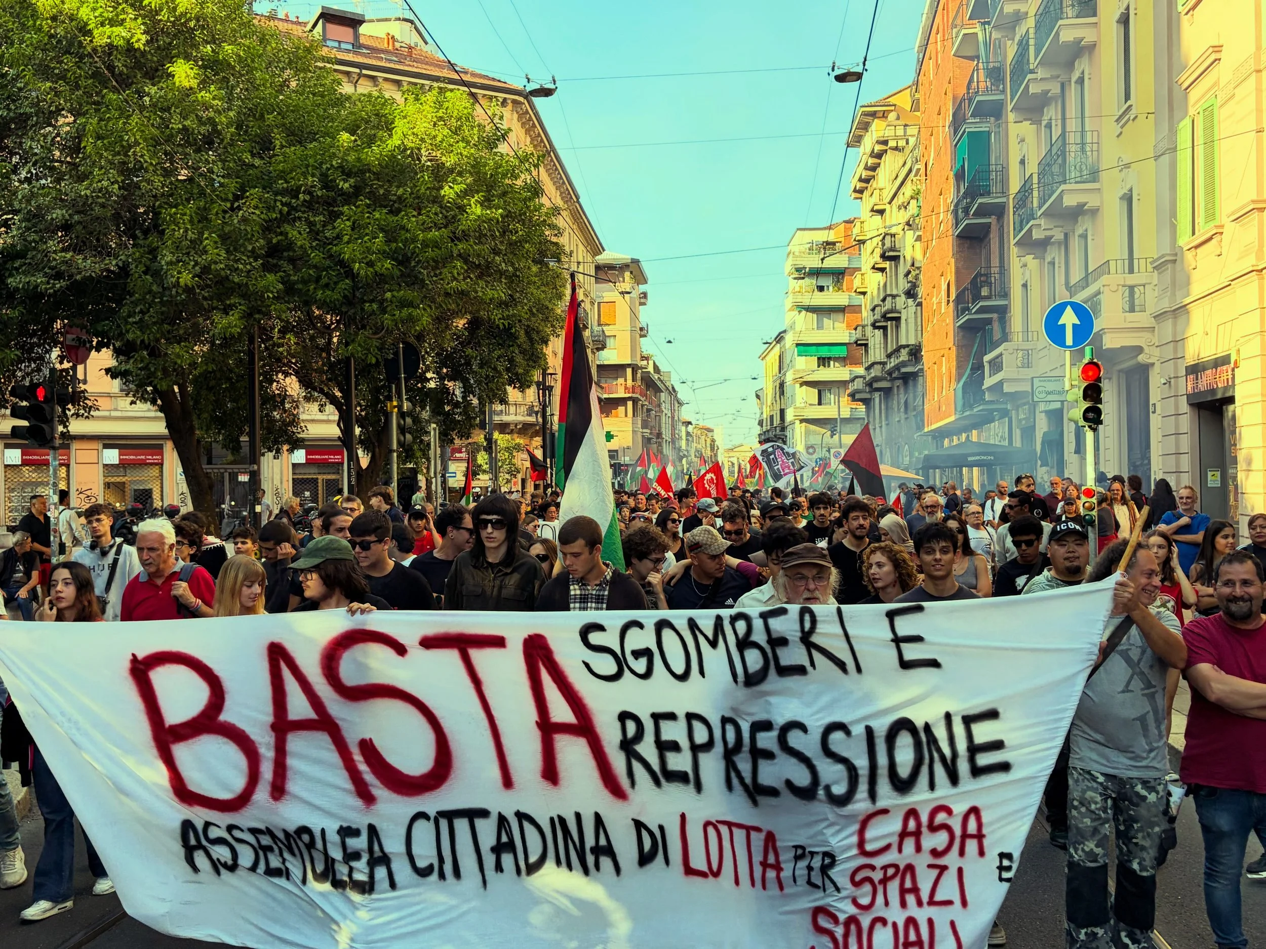 Basta sfratti e sgomberi a Milano. Un migliaio oggi in corteo nelle strade del Ticinese per il diritto all&rsquo;abitare e per gli spazi sociali. Con la Palestina nel cuore, sempre