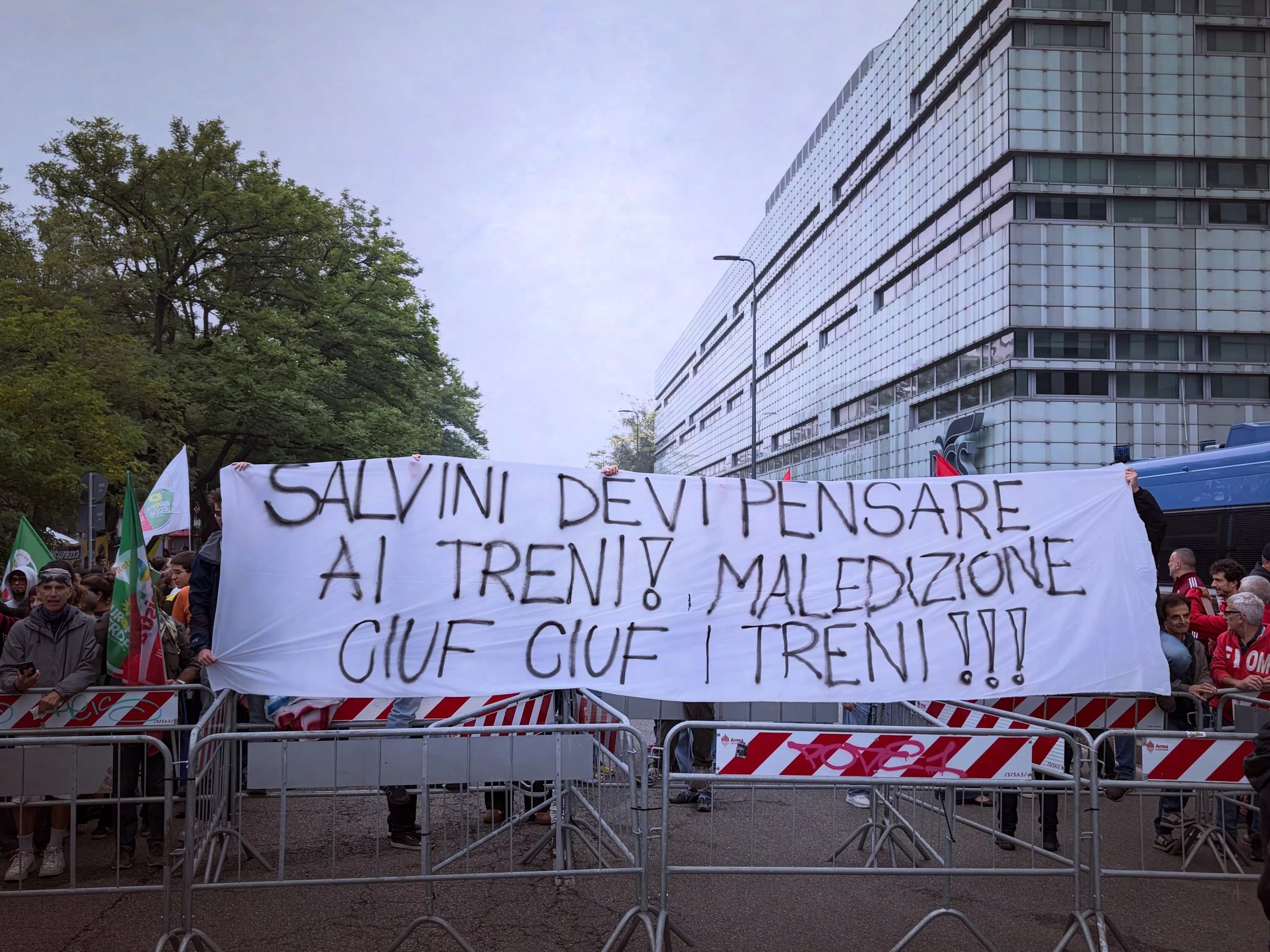 Salvini e Sardone sono venuti a provocare davanti al @csa_lambretta e la polizia, per permetterglielo, ha chiuso mezzo quartiere. Che pena, davvero, e pensare che stiamo parlando di un Ministro della Repubblica (si vocifera ai Trasporti) e di una can