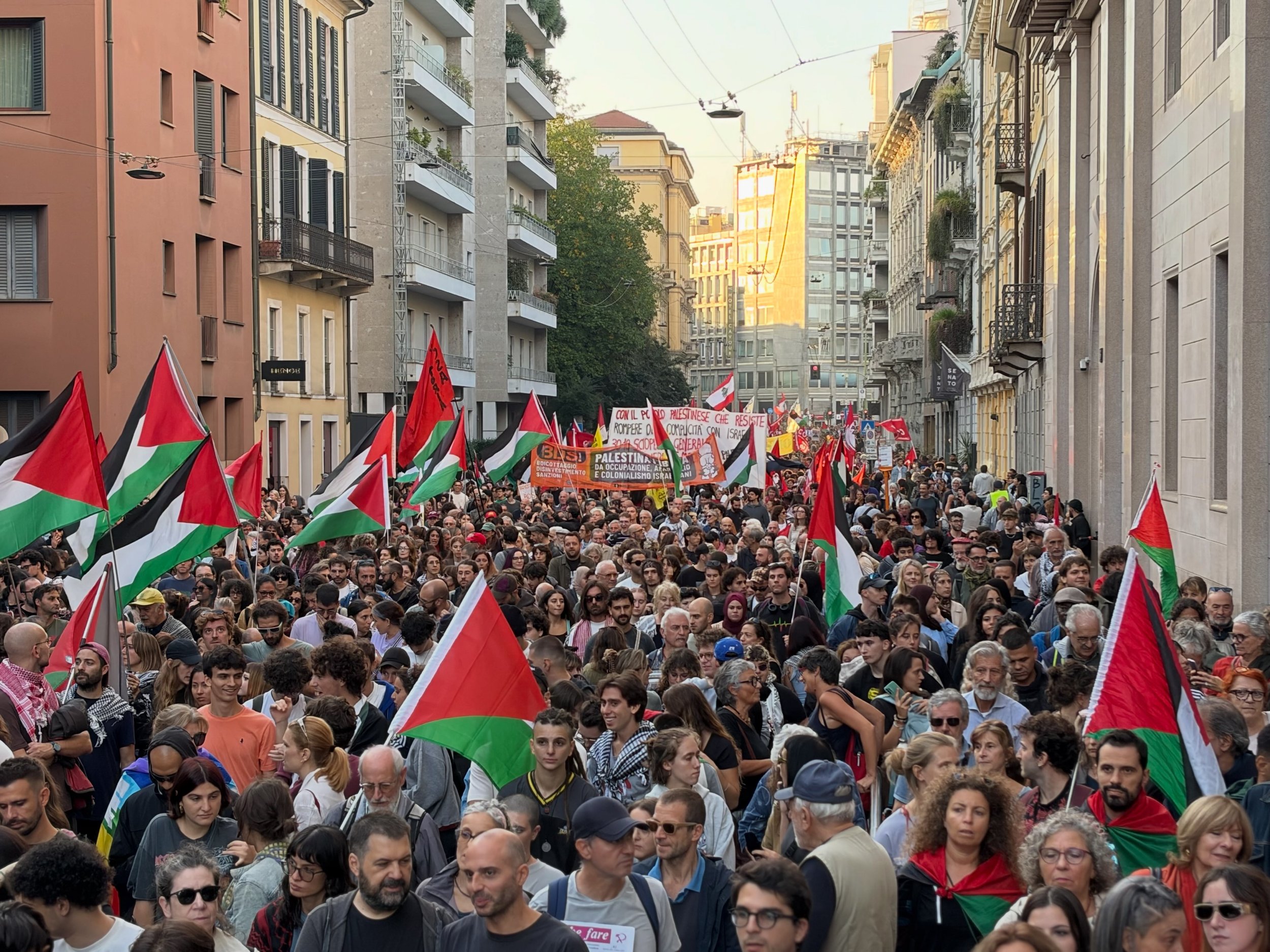 Una partecipazione sopra le aspettative, forse 10mila, alla manifestazione milanese, chiamata nell&rsquo;ambito della giornata di mobilitazione nazionale a tre anni dall&rsquo;inizio del genocidio. Ma ora bisogna tenere alta la mobilitazione, perch&e