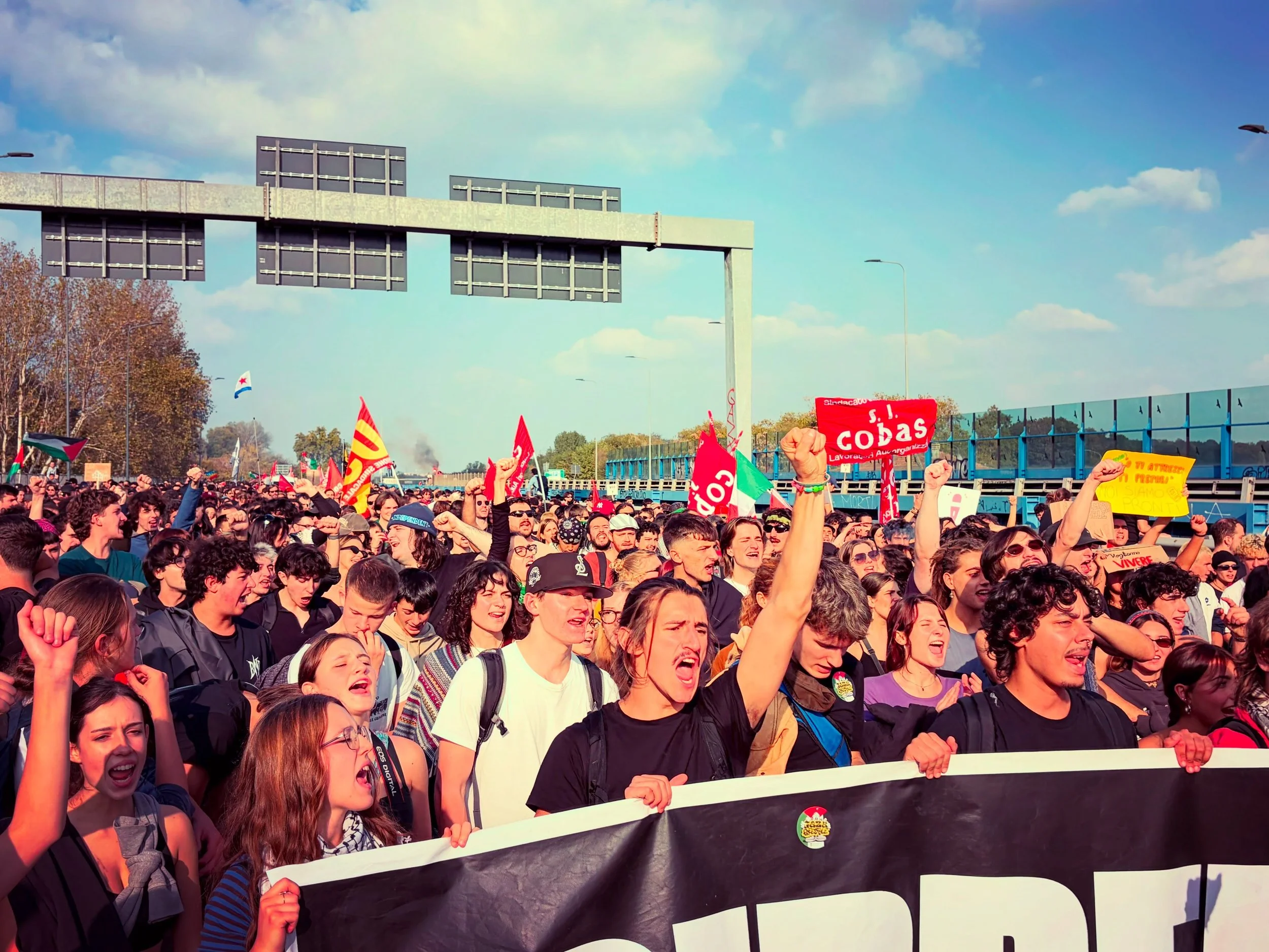 Una bella giornata, uno sciopero generale riuscito contro carovita e riarmo e un&rsquo;importante convergenza generazionale che ha ribadito ancora una volta che il Governo Meloni ha fatto male i conti se pensava di zittirci con i suoi divieti e la re