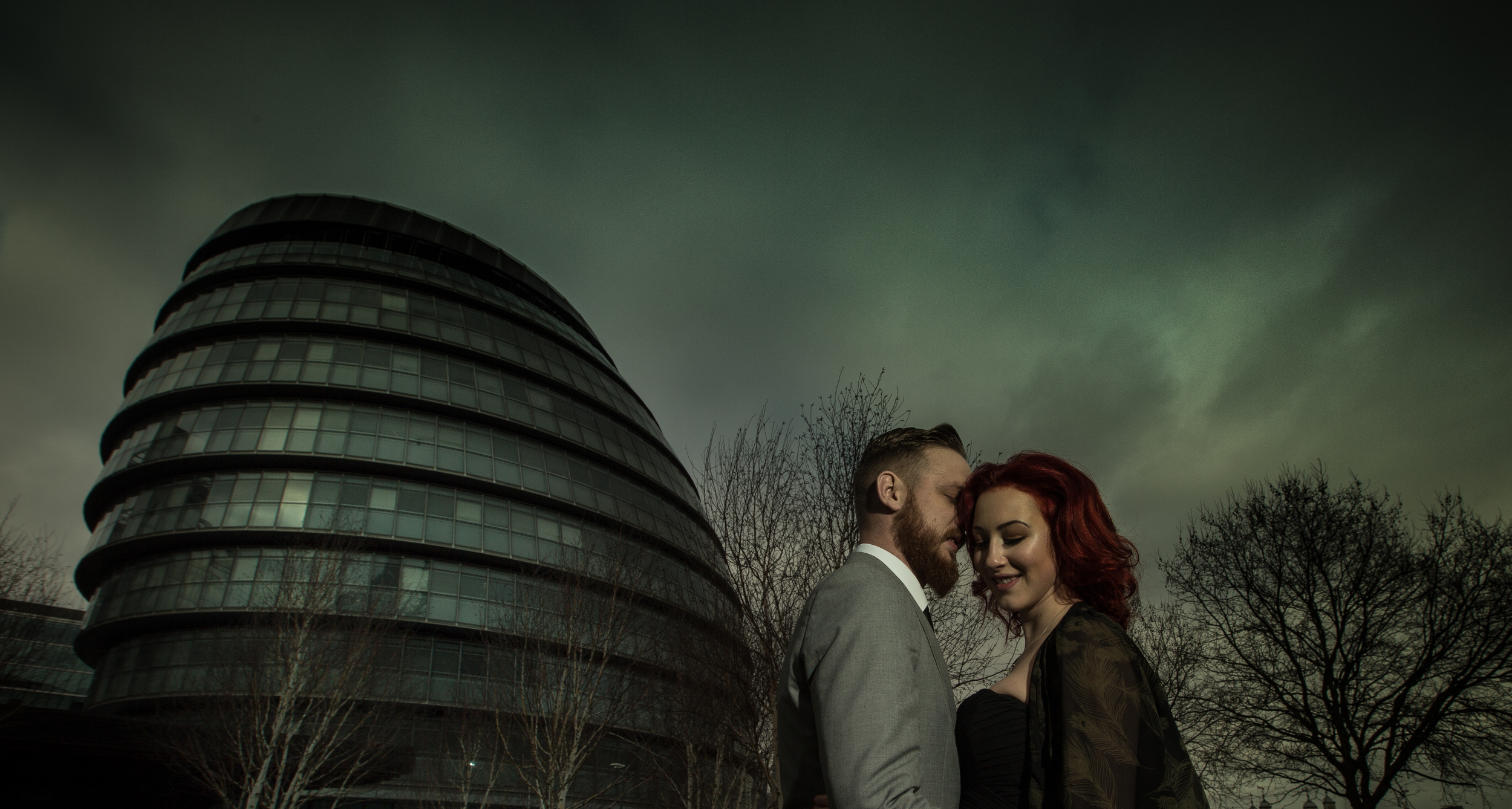 tower-bridge-engagement-london-uk-destination-wedding-photography-Adam-Rowley
