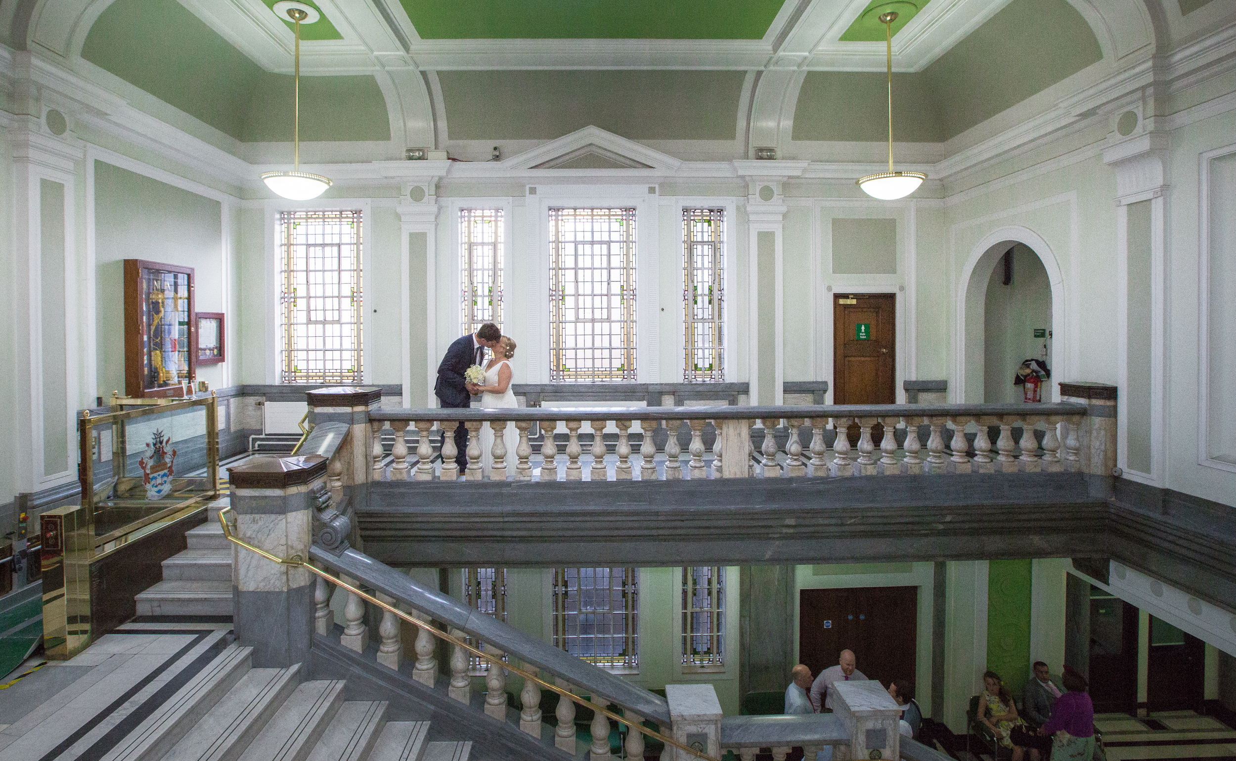 Islington-town-hall-wedding-kiss-1