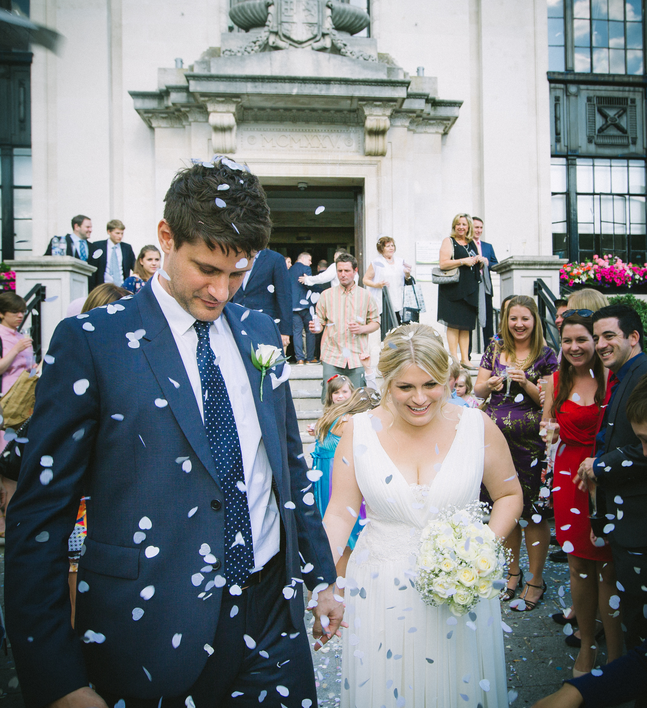Islington-town-hall-confetti-bride-groom-1