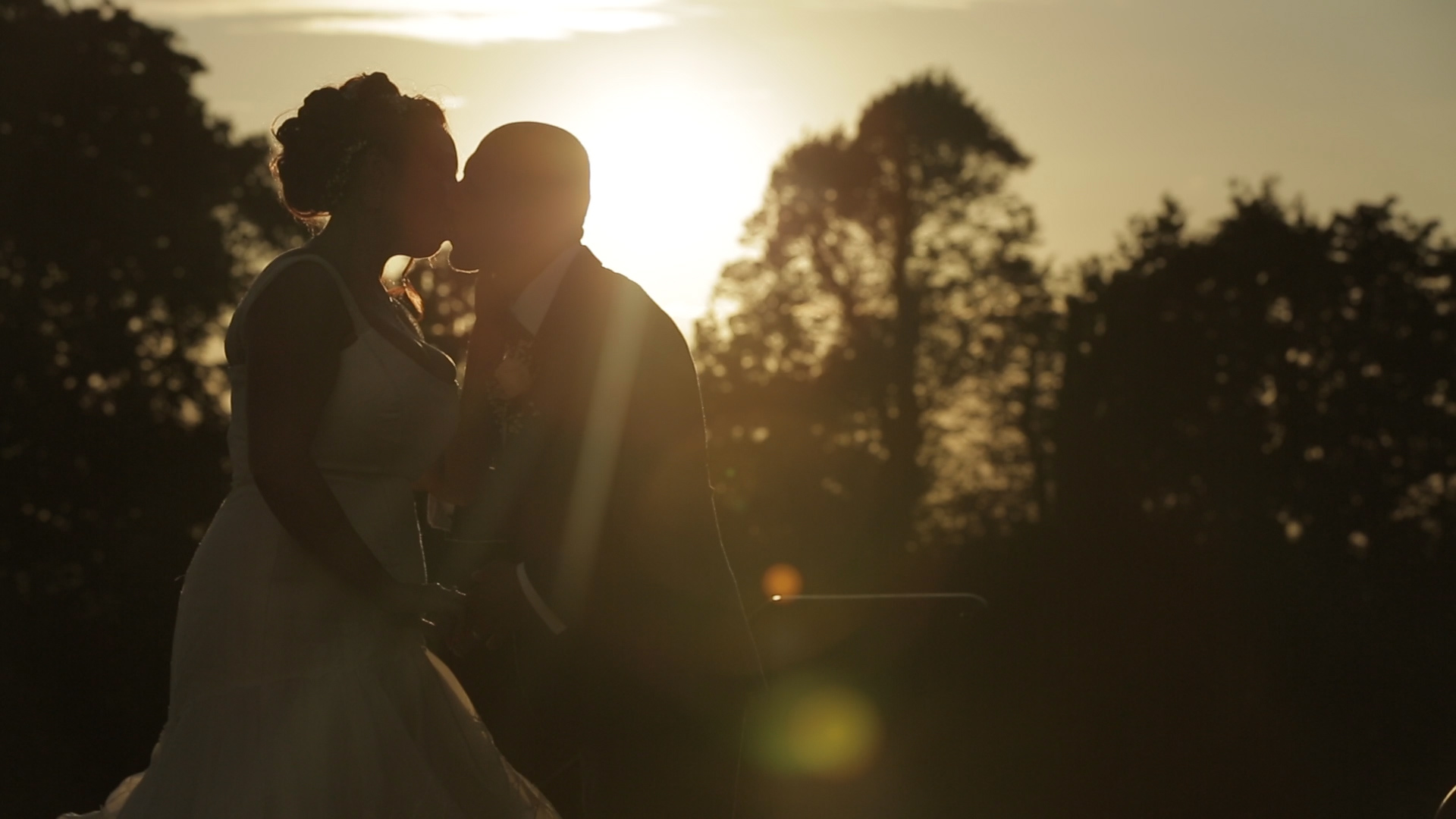 Richmond-park-sunset-wedding-kiss-pembroke-lodge