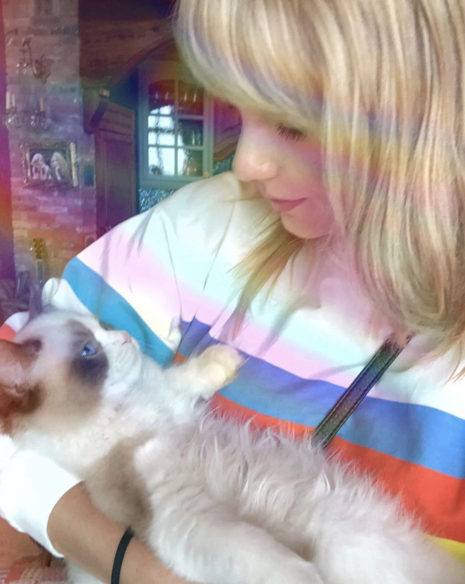 Taylor Swift & Meredith Grey Pampered Pets and their Famous Owners.jpg