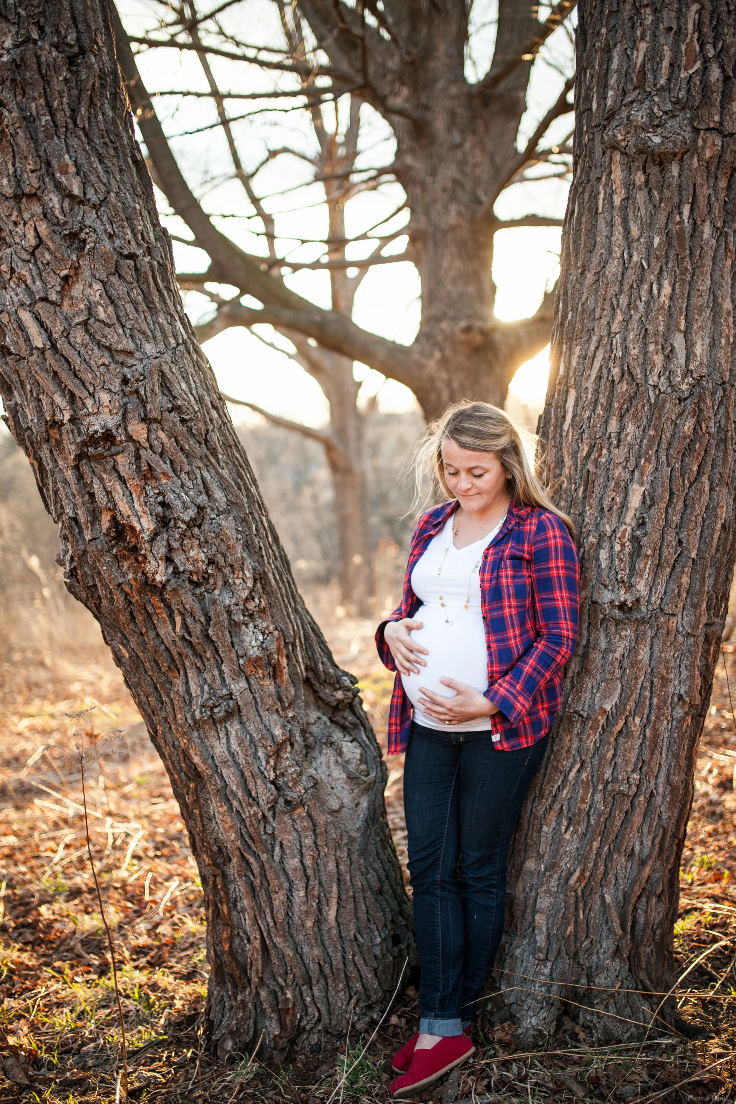 074Jen&Bren-baby bump.jpg