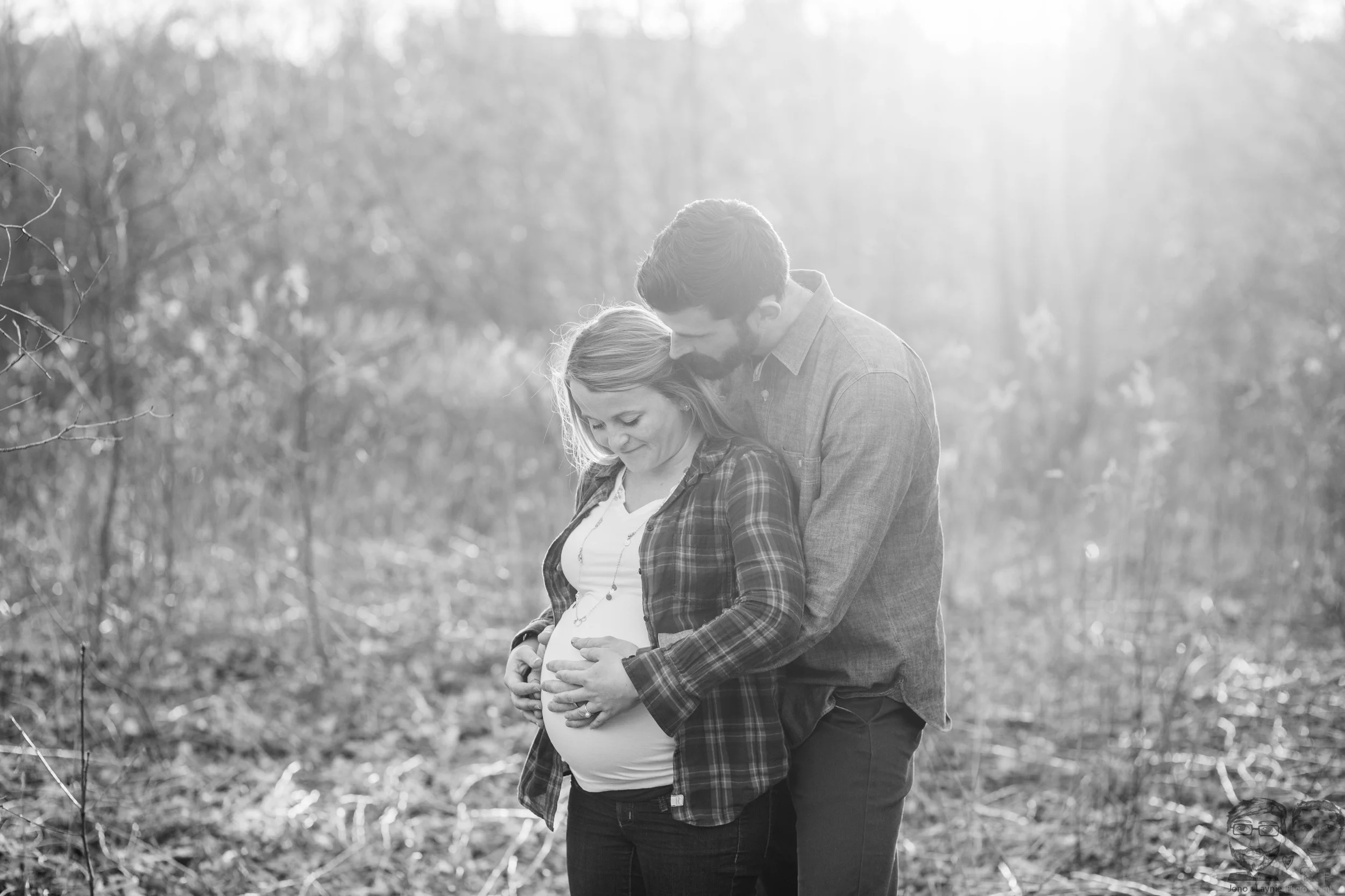 097Jen&Bren-baby bump.jpg