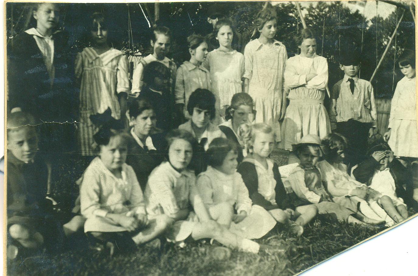 A storytelling group at Guggenheimer-Milliken in 1918.