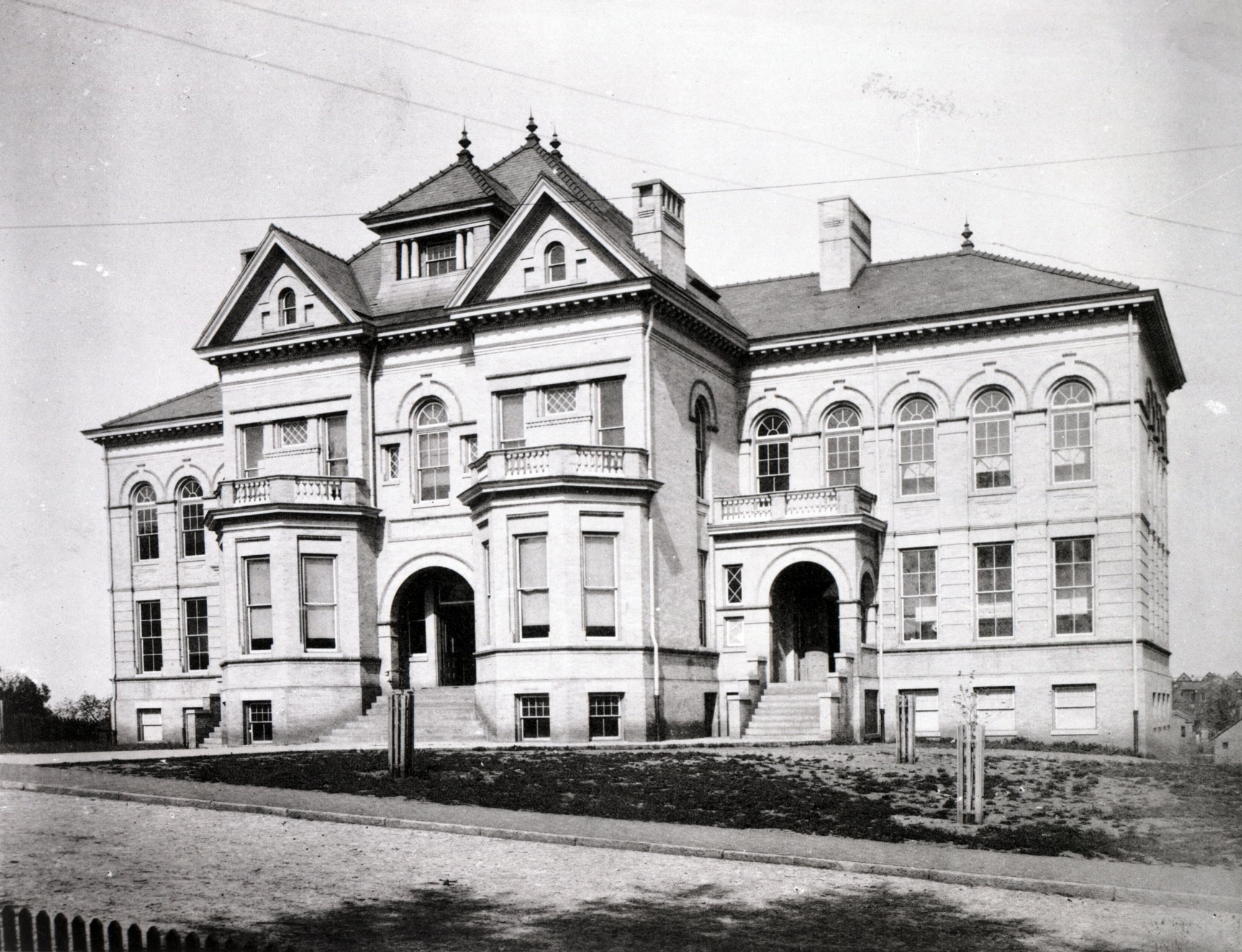 Lynchburg High School/Franke Roane Elementary, built 1899 Designed by architect Edward G. Frye, it was one of the largest high schools in Virginia when it opened in 1899.