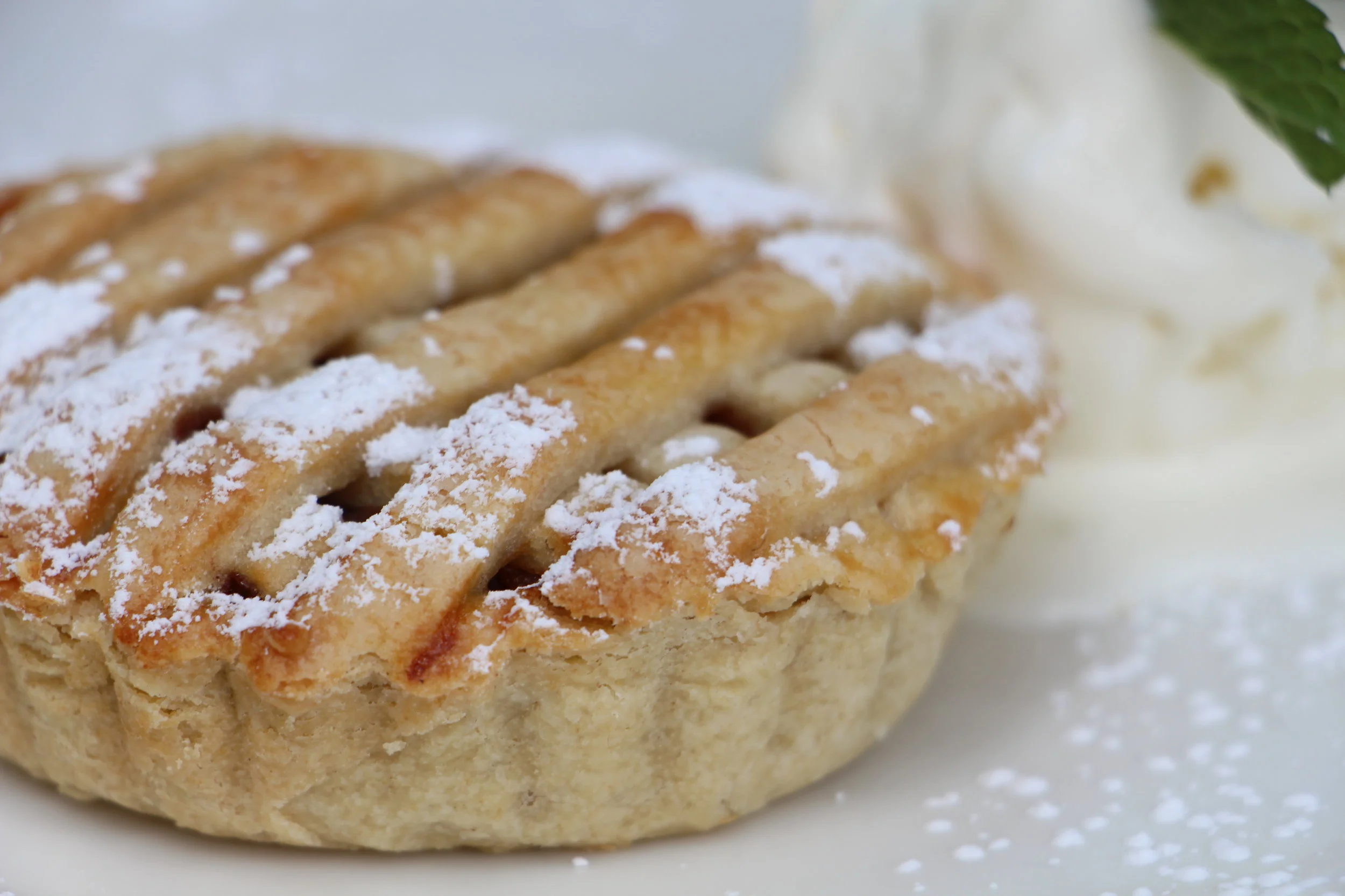 Another American traditional classic. With soft, tarty and succulent apples tucked in a flaky pastry, spoonful after spoonful will leave you feeling content. 