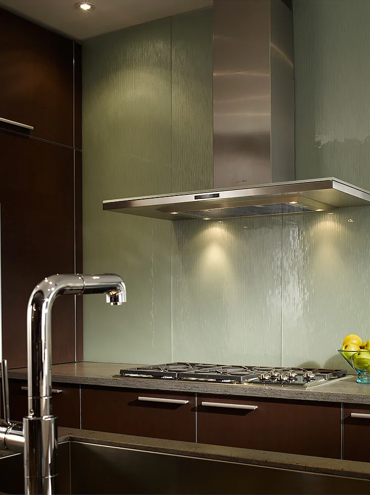 Woodmode-Kitchen-Range-Detail-Installation-Rudy-Art-Glass-3.jpg