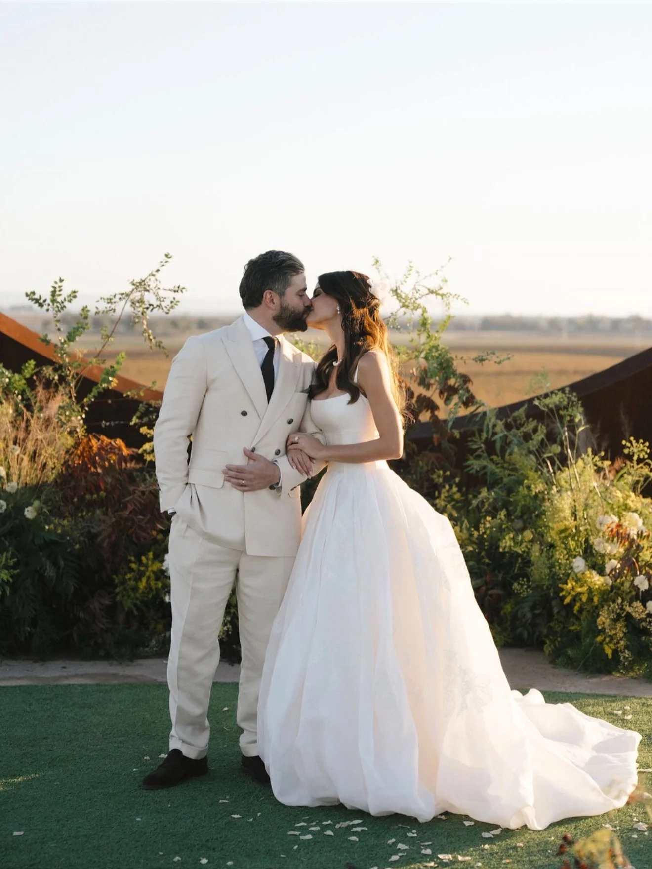 Finished out the year with a BANGER! 🎉 We were so excited to get funky and create this wild tablescape with moss and minimal florals for this stunning couple! 

There&rsquo;s something so satisfying about stripping things back and letting texture do