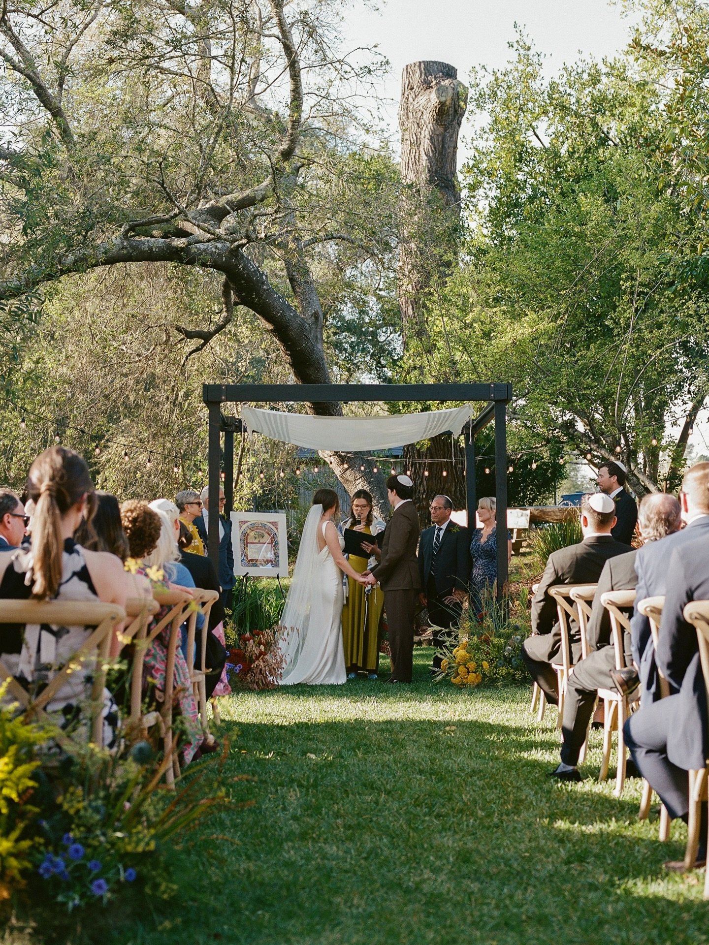 The perfect blend of East Coast energy and West Coast feels for this fall wedding 

planning + design: @thepennylayne photography: @heatherlynnphoto_ entertainment: @thecoolrulers florals: @ashandoakfloral rentals: @brighteventrentals catering: @sage
