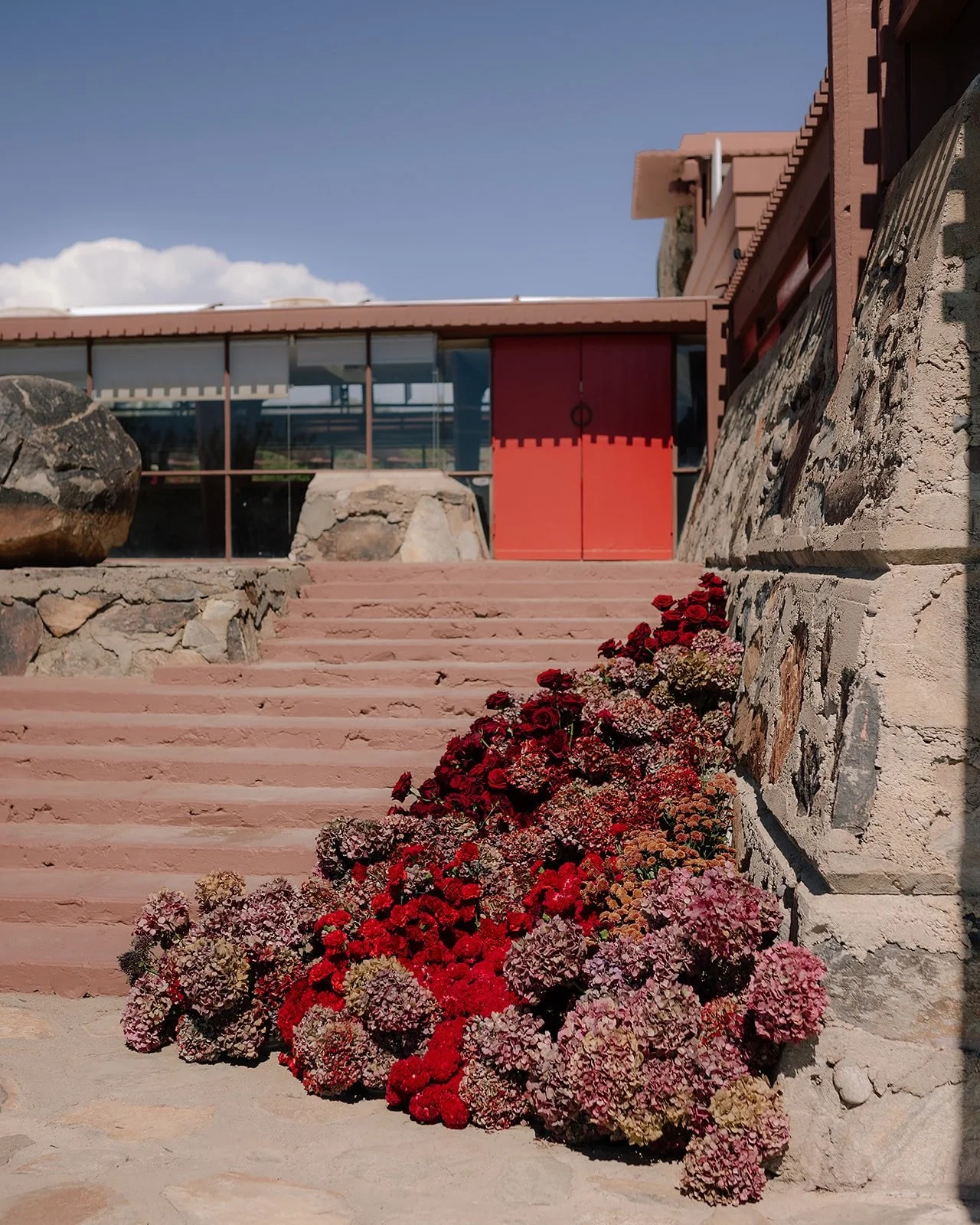 This installation draws inspiration from its location, a Frank Lloyd Wright school, renowned for its recurring use of shapes like circles and triangles in design. To embody his architectural concepts, we crafted a floral installation in the shape of 