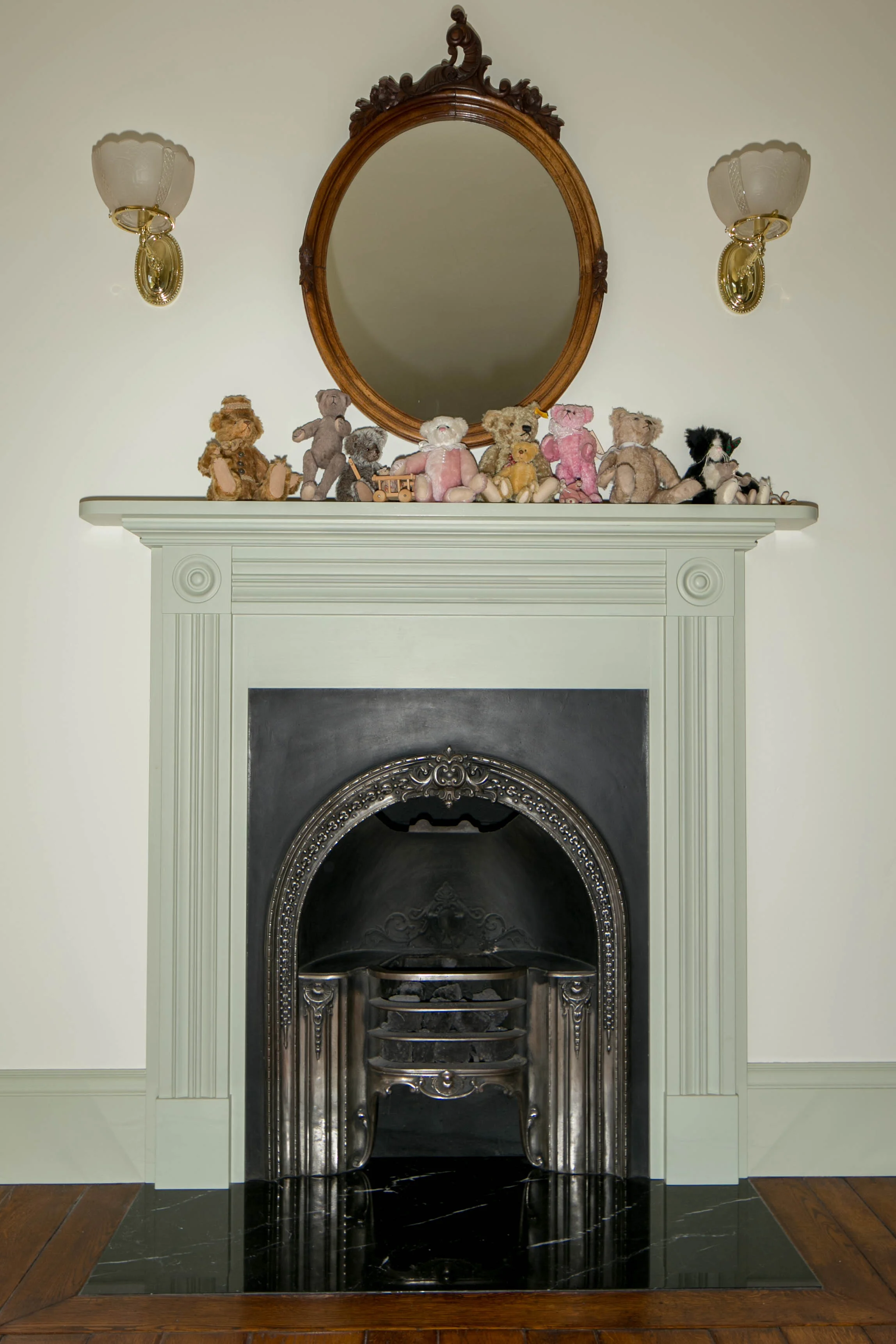 An antique Victorian &nbsp;cast iron "hob grate" which has been adapted to burn ceramic (reproduction) coal with a gas flame controlled by a wall switch.The floors throughout are solid, hand-scraped,&nbsp;imported European coppice oak. The mantle is…