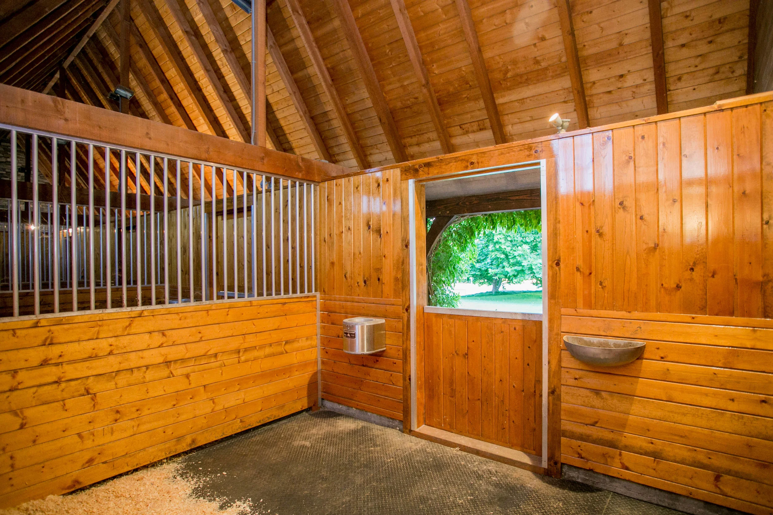 T&amp;G Pine interior, Cast aluminum Grain feeder, Nelson waterer, Aluminum corner guards,&nbsp;wall to wall solid rubber two piece stall mats with center drain, 1000watt stall lights,&nbsp;cathedral ceiling up-lights, oak threshold