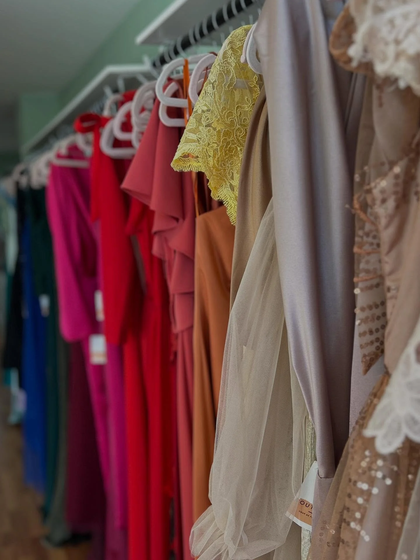 Passez nous voir dès maintenant pour les robes de bals 2026 💛🧡❤️ si tu veux éviter les files d’attente 😇